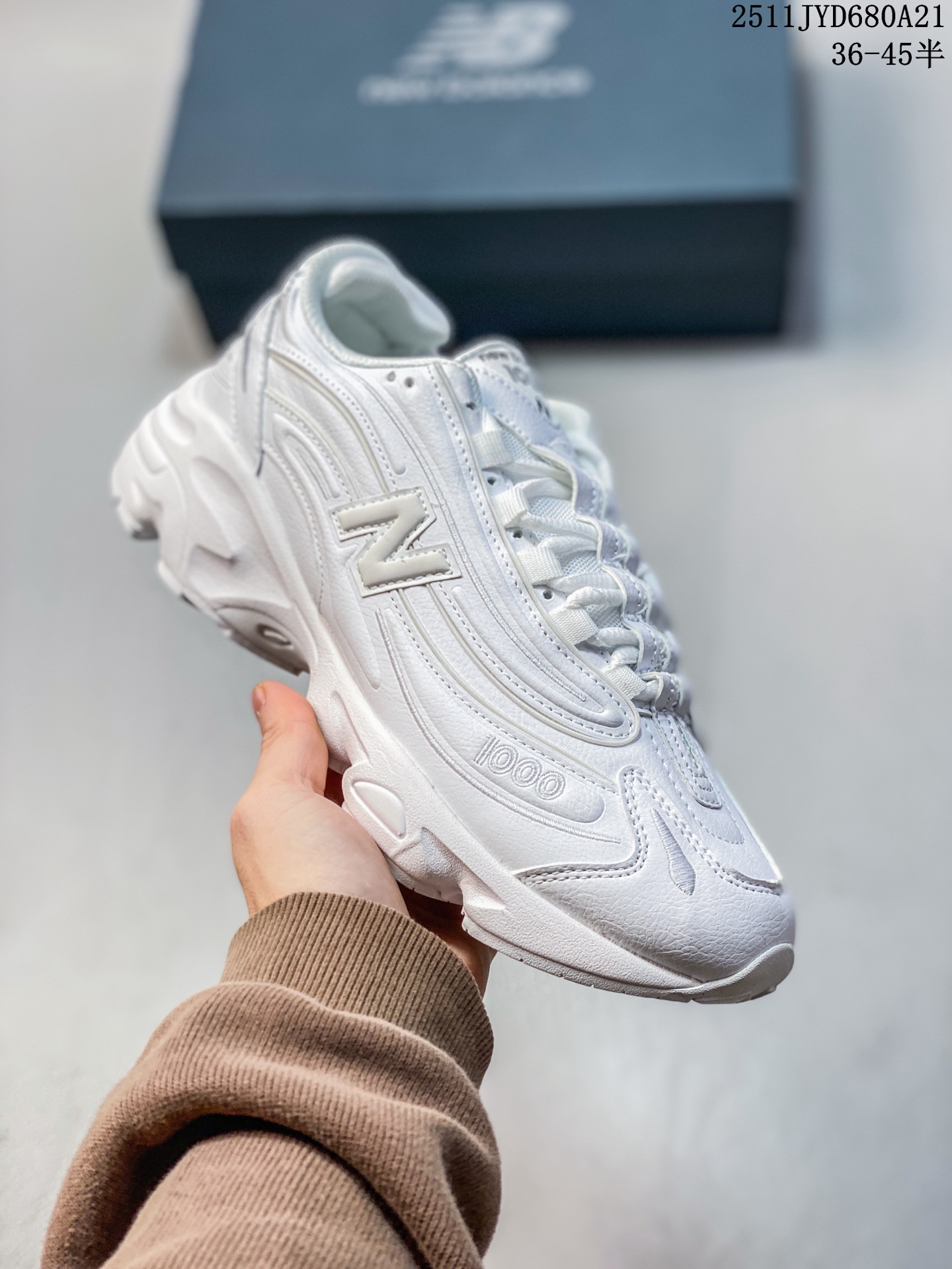 💰170
Joe Freshgoods x New Balance NB1000联名款
复古休闲运动慢跑鞋
鞋款灵感源自设计师本人对夏日的怀日回忆。鞋面大身由空间双格及磨砂鞋面拼接而生,配以柔和、夏日氛围拉满#采用大面积网眼以及麂皮材质覆盖鞋身,还原经典气质。搭载ABZORB避震科技,由泡沫聚酯制成,上脚可以有效减少由鞋底反弹对身体及双腿的冲击力
货号 M1000AL1
Size 36 37 37.5 38 38.5 39 40 40.5 41 42 42.5 43 44 45
11JYD680A21