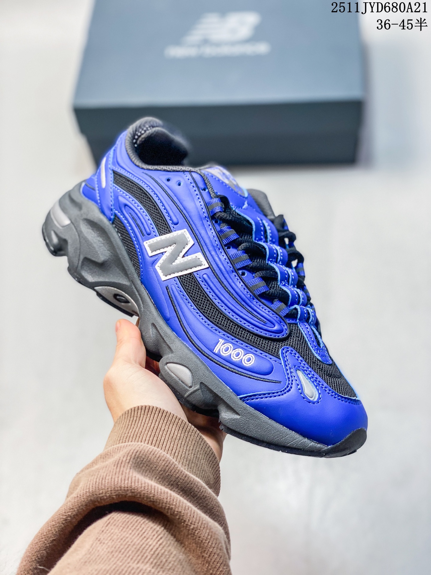 💰170
Joe Freshgoods x New Balance NB1000联名款
复古休闲运动慢跑鞋
鞋款灵感源自设计师本人对夏日的怀日回忆。鞋面大身由空间双格及磨砂鞋面拼接而生,配以柔和、夏日氛围拉满#采用大面积网眼以及麂皮材质覆盖鞋身,还原经典气质。搭载ABZORB避震科技,由泡沫聚酯制成,上脚可以有效减少由鞋底反弹对身体及双腿的冲击力
货号 M1000AL1
Size 36 37 37.5 38 38.5 39 40 40.5 41 42 42.5 43 44 45
11JYD680A21