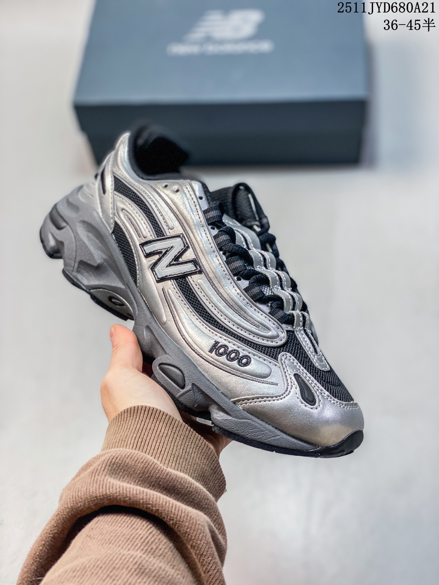 💰170
Joe Freshgoods x New Balance NB1000联名款
复古休闲运动慢跑鞋
鞋款灵感源自设计师本人对夏日的怀日回忆。鞋面大身由空间双格及磨砂鞋面拼接而生,配以柔和、夏日氛围拉满#采用大面积网眼以及麂皮材质覆盖鞋身,还原经典气质。搭载ABZORB避震科技,由泡沫聚酯制成,上脚可以有效减少由鞋底反弹对身体及双腿的冲击力
货号 M1000AL1
Size 36 37 37.5 38 38.5 39 40 40.5 41 42 42.5 43 44 45
11JYD680A21