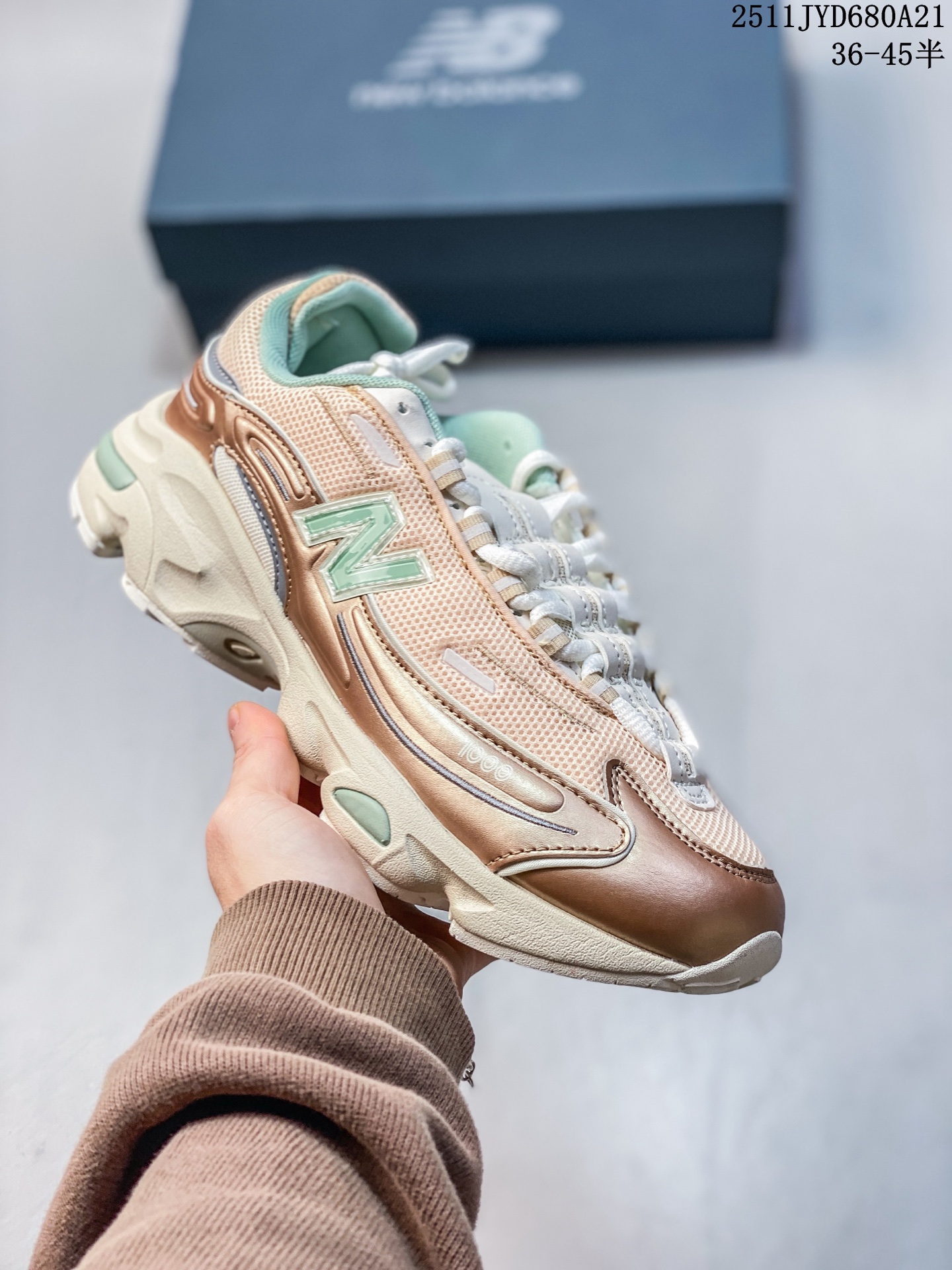 🈴️💰170
Joe Freshgoods x New Balance NB1000联名款
复古休闲运动慢跑鞋
鞋款灵感源自设计师本人对夏日的怀日回忆。鞋面大身由空间双格及磨砂鞋面拼接而生,配以柔和、夏日氛围拉满#采用大面积网眼以及麂皮材质覆盖鞋身,还原经典气质。搭载ABZORB避震科技,由泡沫聚酯制成,上脚可以有效减少由鞋底反弹对身体及双腿的冲击力
货号 M1000AL1
Size 36 37 37.5 38 38.5 39 40 40.5 41 42 42.5 43 44 45
11JYD680A21