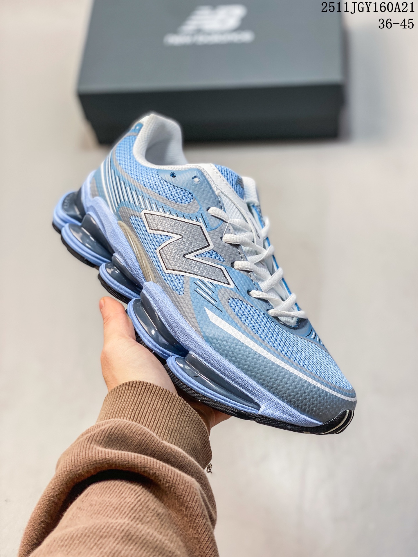 💰145
New Balance 新鞋型!新百伦NEW BALANCE 2000系列复古潮流网眼透气跑鞋2000年代风格轻便耐磨厚底增高 气垫缓震运动老爹鞋,这双New Balance 2000 依然是融合了新旧元素的跑鞋造型,命名为 2000,或许是它的设计理念有着 Y2K 的血统。最大的亮点,在于这双鞋的中底。中底造型太抓眼球了,五个 ABZORB 单元!带来极具辨识度和冲击力的视觉效果,让这双鞋在外观和脚感方面都颇具吸引力。鞋面会比以往 New Balance 更扁平化,配合夸张的中底,看上去很有未来感。并且鞋头的线条看上去十分流畅,对于 New Balance 粉丝来说,一定会觉得很新颖。
11JGY160A21