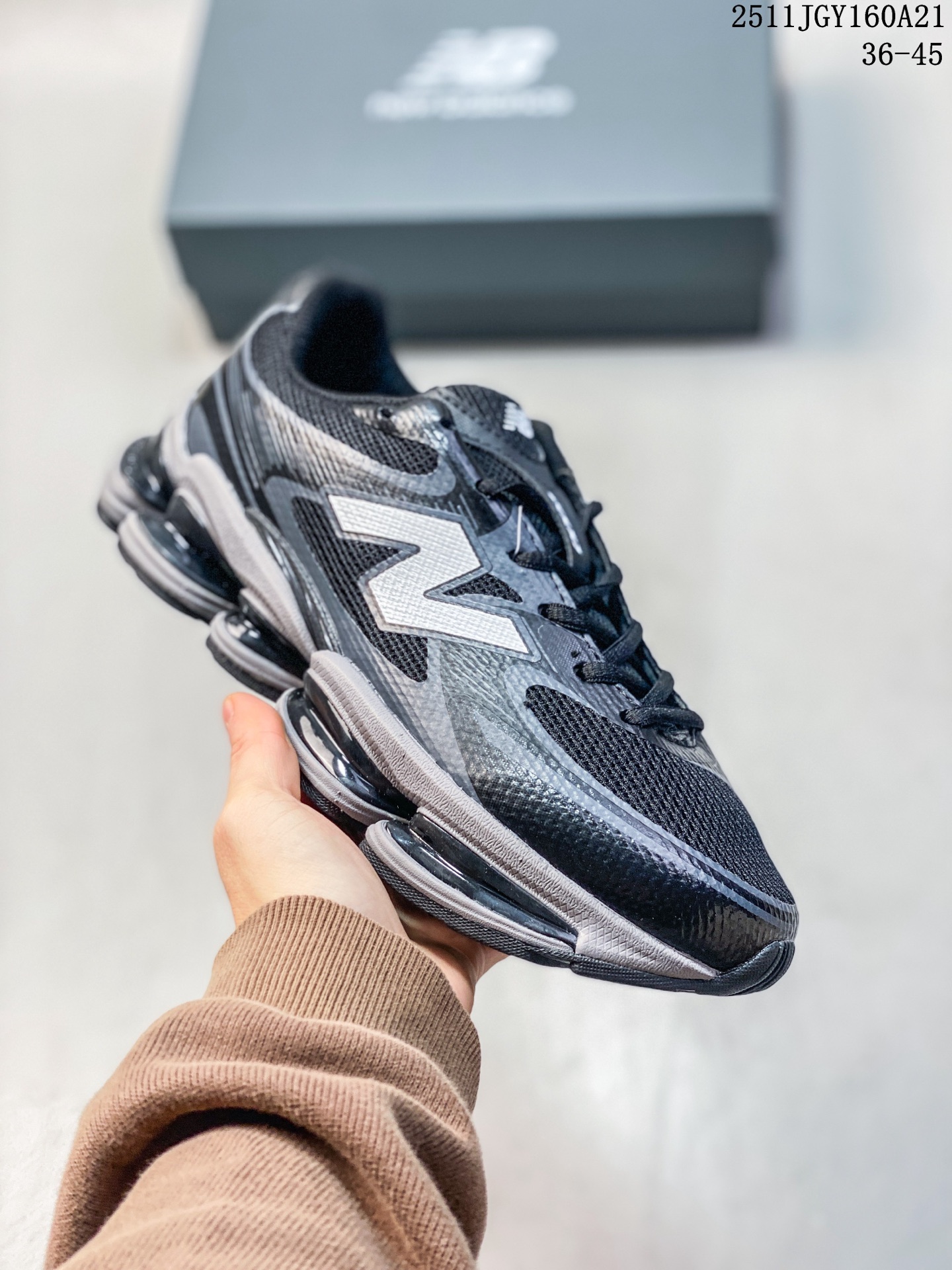 💰145
New Balance 新鞋型!新百伦NEW BALANCE 2000系列复古潮流网眼透气跑鞋2000年代风格轻便耐磨厚底增高 气垫缓震运动老爹鞋,这双New Balance 2000 依然是融合了新旧元素的跑鞋造型,命名为 2000,或许是它的设计理念有着 Y2K 的血统。最大的亮点,在于这双鞋的中底。中底造型太抓眼球了,五个 ABZORB 单元!带来极具辨识度和冲击力的视觉效果,让这双鞋在外观和脚感方面都颇具吸引力。鞋面会比以往 New Balance 更扁平化,配合夸张的中底,看上去很有未来感。并且鞋头的线条看上去十分流畅,对于 New Balance 粉丝来说,一定会觉得很新颖。
11JGY160A21