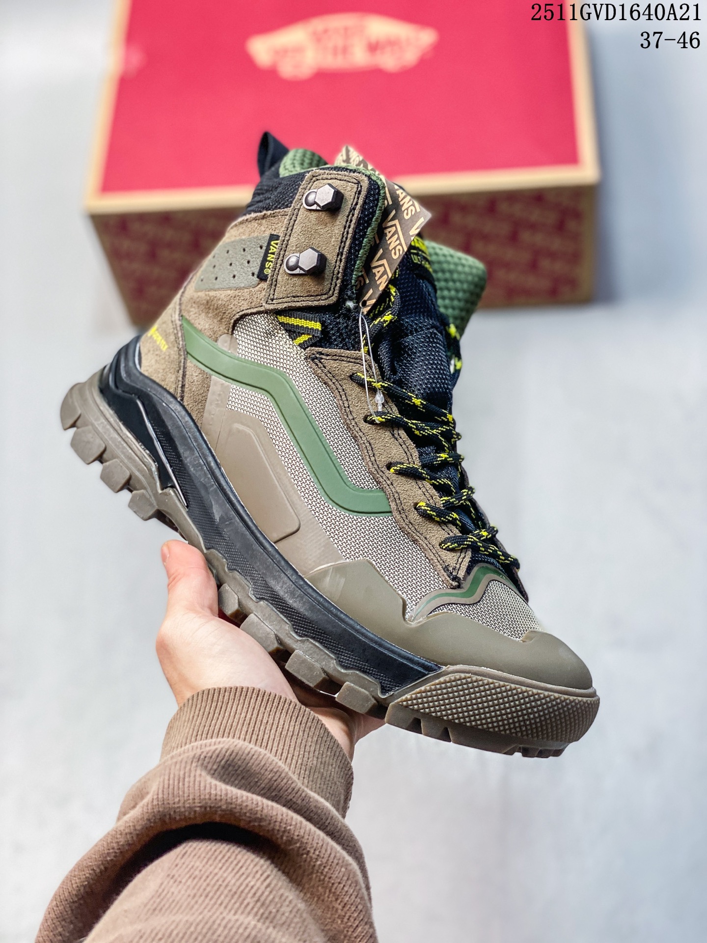 🈴️💰290
公司级：Vans UtraRange 系列 Exo Hi Gore-tex Mte-了高帮 户外功能鞋 男女同款
鞋头设计包衷性鞋头设计，修饰版型有效防撞
鞋跟设计简约舒适，方便穿脱。
鞋底设计耐磨性强，稳定性高。抓地更牢，不易打洞
UItraRange Exo Hi Gore-Tex MTE-了型号的全新结构是完全独特的，它基于多年来完善的滑雪板靴，并在设计时考虑到了探险。这些高科技靴子采用防水 MTE-了 GORE-TEX 包、MTE-3 3M Thinsulate ™ 隔热包以防止寒冷，以及适用于所有天气条件的 UItraRange EXO MTE-3 All-Trac ™ 橡胶外底。
尺码:37～46
11GVD1640A21