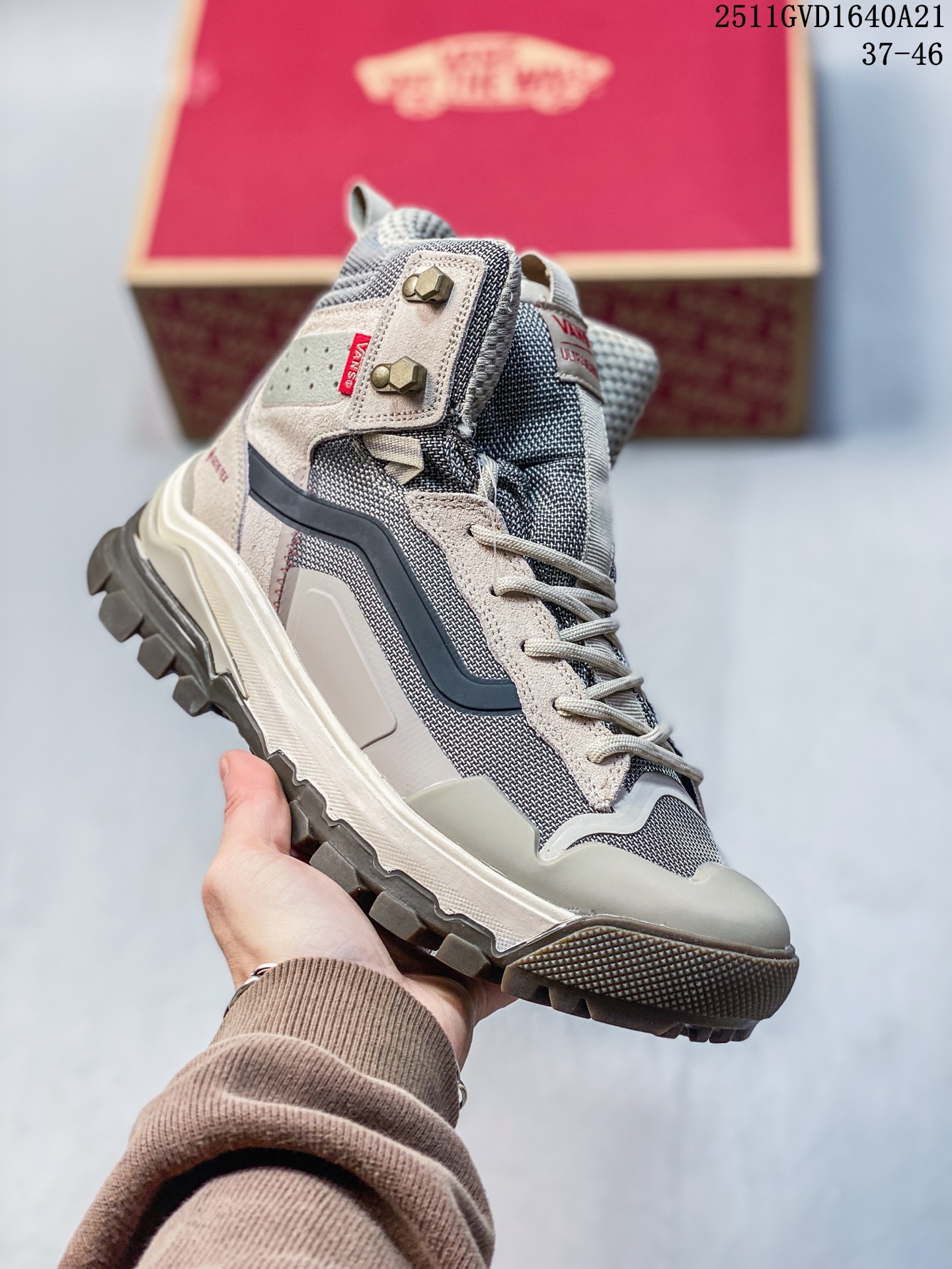 💰290
公司级：Vans UtraRange 系列 Exo Hi Gore-tex Mte-了高帮 户外功能鞋 男女同款
鞋头设计包衷性鞋头设计，修饰版型有效防撞
鞋跟设计简约舒适，方便穿脱。
鞋底设计耐磨性强，稳定性高。抓地更牢，不易打洞
UItraRange Exo Hi Gore-Tex MTE-了型号的全新结构是完全独特的，它基于多年来完善的滑雪板靴，并在设计时考虑到了探险。这些高科技靴子采用防水 MTE-了 GORE-TEX 包、MTE-3 3M Thinsulate ™ 隔热包以防止寒冷，以及适用于所有天气条件的 UItraRange EXO MTE-3 All-Trac ™ 橡胶外底。
尺码:37～46
11GVD1640A21