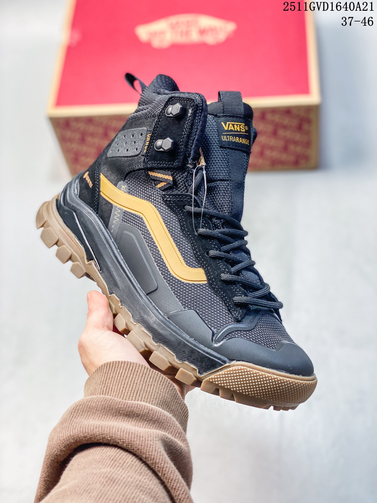 💰290
公司级：Vans UtraRange 系列 Exo Hi Gore-tex Mte-了高帮 户外功能鞋 男女同款
鞋头设计包衷性鞋头设计，修饰版型有效防撞
鞋跟设计简约舒适，方便穿脱。
鞋底设计耐磨性强，稳定性高。抓地更牢，不易打洞
UItraRange Exo Hi Gore-Tex MTE-了型号的全新结构是完全独特的，它基于多年来完善的滑雪板靴，并在设计时考虑到了探险。这些高科技靴子采用防水 MTE-了 GORE-TEX 包、MTE-3 3M Thinsulate ™ 隔热包以防止寒冷，以及适用于所有天气条件的 UItraRange EXO MTE-3 All-Trac ™ 橡胶外底。
尺码:37～46
11GVD1640A21