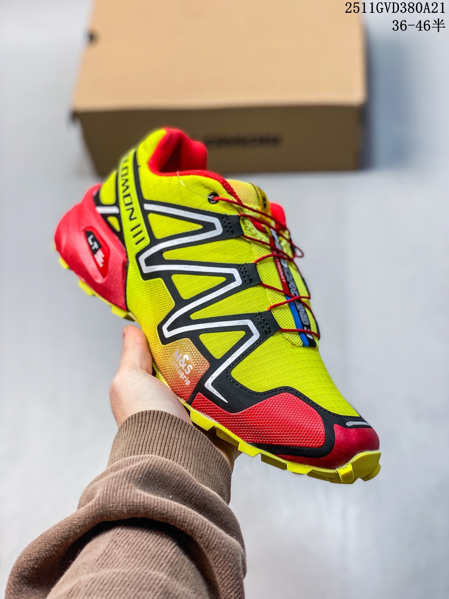 💰290
【新品🔥公司级】Salomon/萨洛蒙 Speedcross 3 减震 户外 织物 包裹性 支撑 防水 跑鞋 萨洛蒙 Salomon Speedcross 3是一款专为户外越野设计的运动鞋,主要适用于徒步、露营及轻度爬山等场景,兼具功能性与时尚感。防水透气:采用GTX防水材料,适合雨天或潮湿环境使用,兼顾透气性。 抓地防滑:橡胶大底采用立体齿痕设计,适应铺装路面与非铺装路面,但雨天湿滑路面需注意防滑。 系带系统:抽拉式系带设计,简化户外穿脱流程,减少鞋带散落困扰。 包裹性:鞋帮内采用织物包裹设计,搭配厚实海绵填充,提升后跟稳定性与舒适度。更适合徒步、露营等轻度户外活动,而非专业跑步。其中底缓震不足,长时间跑步可能造成疲劳。
尺码: 36-46含半码
11GVD380A21