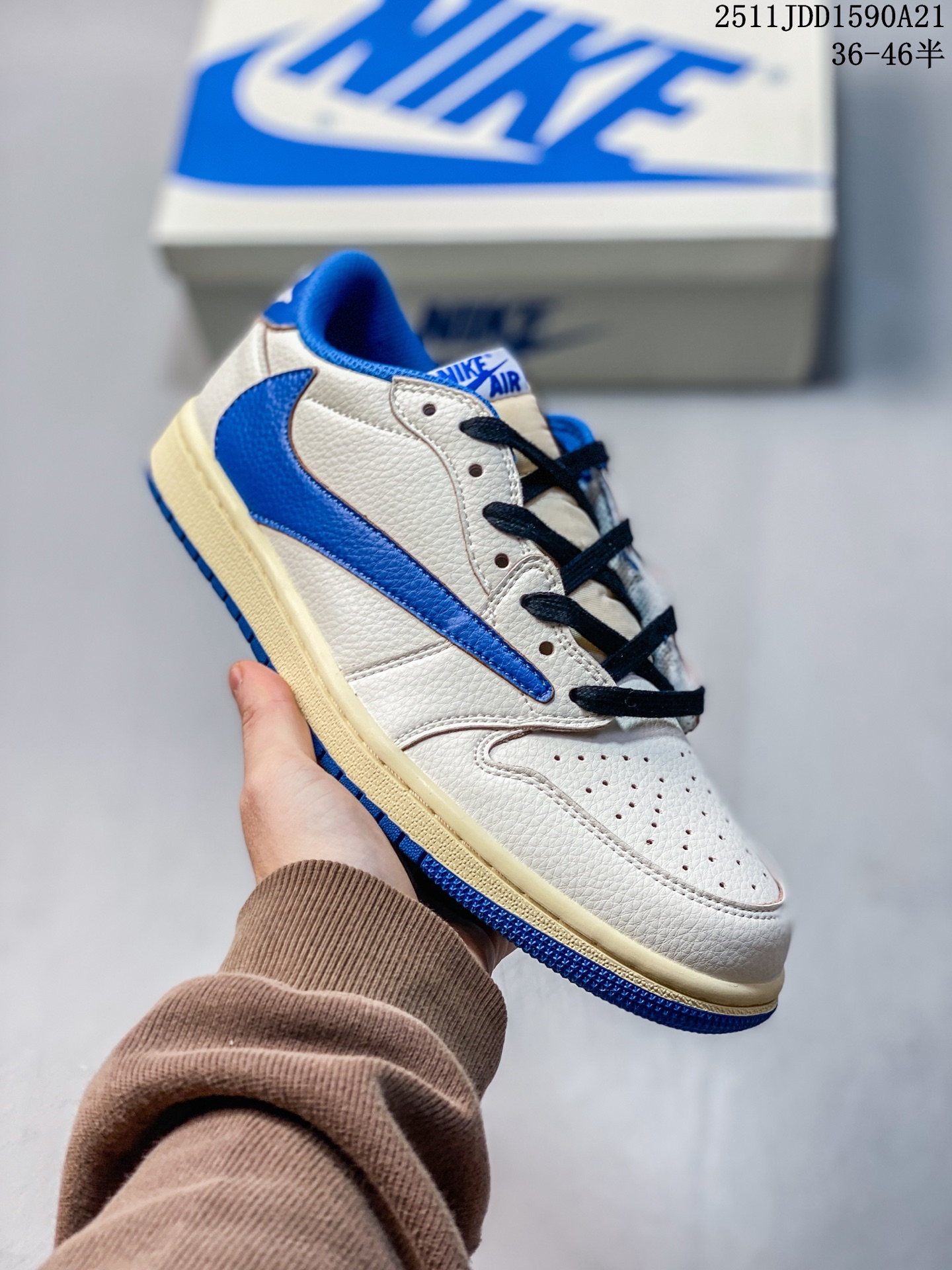 💰120
Travis Scott x Air Jordan AJ1 Low OG SP TS联名倒钩低帮 白蓝 DM7866-104 全系列配色 外贸特供批次 新配色不断更新开发 市场中端王者 全套原纸板楦头开发 确保原汁原味 完美呈现一代版型 一比一鞋头弧度高度鞋身弧度 此版本只针对中端市场 细节品控鞋型随意秒杀市面同价位 鞋型完美 不臃肿别扭 头层皮料加持 用料绝不含糊 进口玻璃冲刀皮料裁剪零毛边 电脑针车工艺 超高鞋面清洁度 最高QC检验标准 控制溢胶瑕疵 原盒原配 飞翼3D高频深度立体 工艺方面大到整体鞋型 漏斗收腰 底线拉帮 LOGO立体程度 小到针眼排布 载片对称 冲孔效果 鞋标规范 鞋垫背胶等等 无一不是口碑收割 每双都是一个回头客 SIZE：36 36.5 37.5 38 38.5 39 40 40.5 41 42 42.5 43 44 44.5 45 46
11JDD1590A21