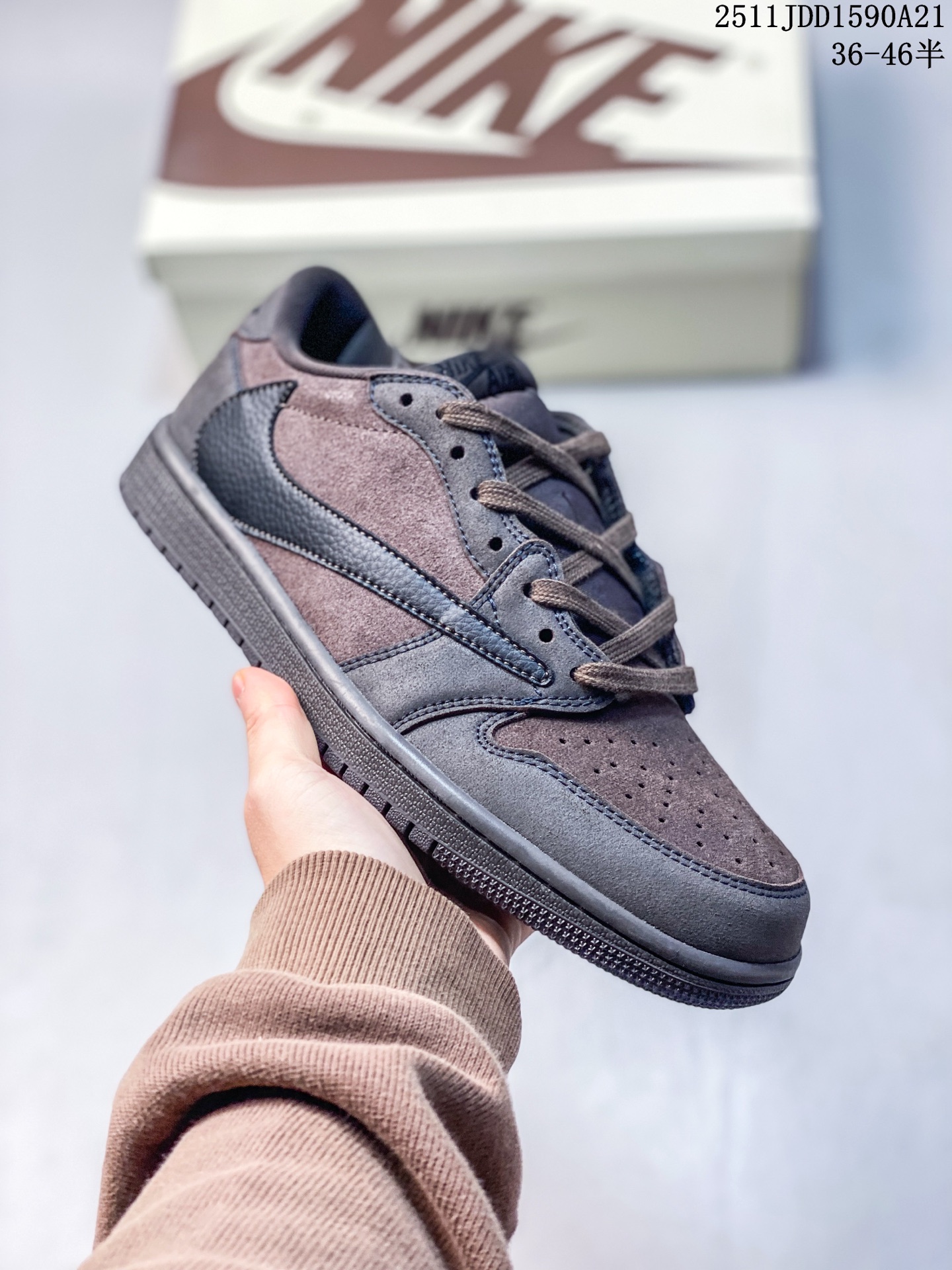 💰120
Travis Scott x Air Jordan AJ1 Low OG SP TS联名倒钩低帮 白蓝 DM7866-104 全系列配色 外贸特供批次 新配色不断更新开发 市场中端王者 全套原纸板楦头开发 确保原汁原味 完美呈现一代版型 一比一鞋头弧度高度鞋身弧度 此版本只针对中端市场 细节品控鞋型随意秒杀市面同价位 鞋型完美 不臃肿别扭 头层皮料加持 用料绝不含糊 进口玻璃冲刀皮料裁剪零毛边 电脑针车工艺 超高鞋面清洁度 最高QC检验标准 控制溢胶瑕疵 原盒原配 飞翼3D高频深度立体 工艺方面大到整体鞋型 漏斗收腰 底线拉帮 LOGO立体程度 小到针眼排布 载片对称 冲孔效果 鞋标规范 鞋垫背胶等等 无一不是口碑收割 每双都是一个回头客 SIZE：36 36.5 37.5 38 38.5 39 40 40.5 41 42 42.5 43 44 44.5 45 46
11JDD1590A21