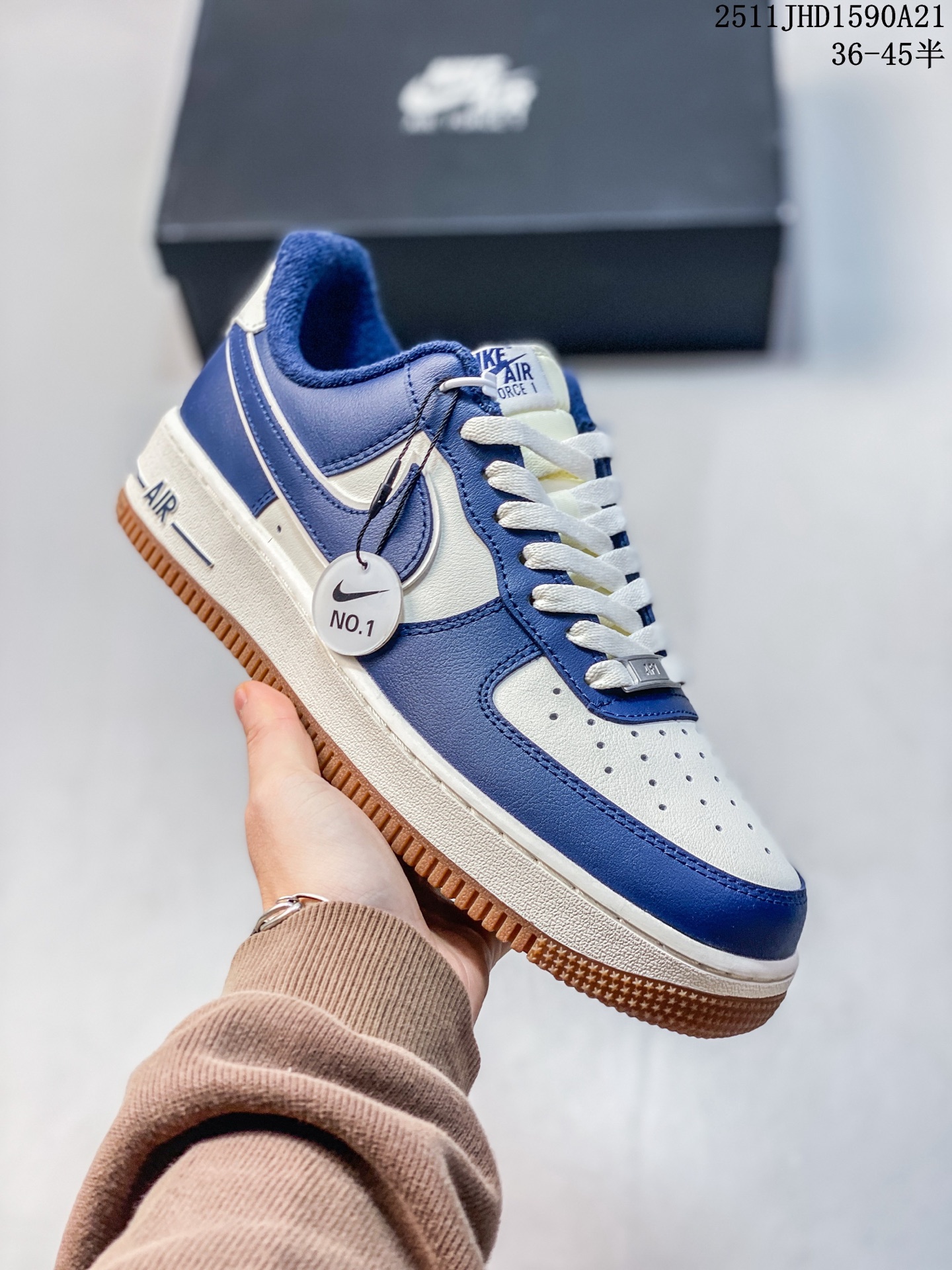 💰150
独家实拍✨ No.1版本（遥遥领先👍🏻） 
纯原级别 Nike Air Force 1 Low ——“灰白蓝” 货号：FB1839-111
原厂冲刀皮料切割干净 无任何毛边 清洁度细节完美 做工细节全方位比对原鞋。
原楦原纸板 打造纯正空军 专注外贸渠道 全掌内置蜂窝气垫 原盒配件 原厂中底钢印、拉帮完美！
全套原楦原模倾力打造完美版型！
无解鞋型 原盒原配 超高清洁度 全鞋零毛边皮料切割！
[强]一码配一扣
[强]裂皮 断底一月换新
[强]终身质保
我们承诺/保证：所有No.1版本AF1全是官方原鞋开发-全方位比对原鞋！
[强]复刻官方原厂模具-倾力打造完美版型！！
[强]全掌内置蜂窝气垫-材质用料绝不偷工减料！
[强]全配色更换新一代最新版-鱼鳞纹大底！＋可荧光邦迪车缝线！
SIZE：35 36 36.5 37.5 38 38.5 39 40 40.5 41 42 42.5 43 44 44.5 45
11JHD1590A21