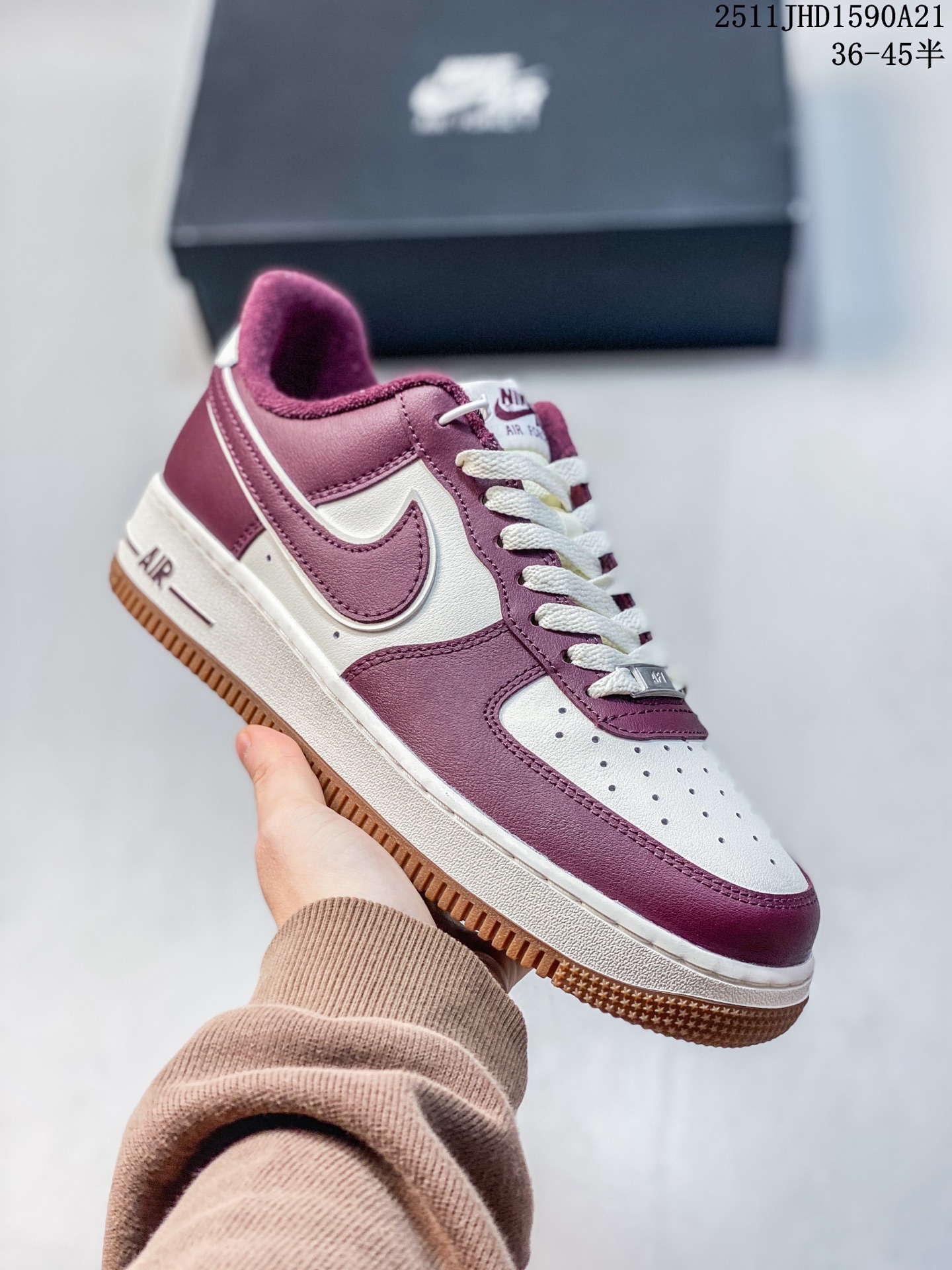 💰150
独家实拍✨ No.1版本（遥遥领先👍🏻） 
纯原级别 Nike Air Force 1 Low ——“灰白蓝” 货号：FB1839-111
原厂冲刀皮料切割干净 无任何毛边 清洁度细节完美 做工细节全方位比对原鞋。
原楦原纸板 打造纯正空军 专注外贸渠道 全掌内置蜂窝气垫 原盒配件 原厂中底钢印、拉帮完美！
全套原楦原模倾力打造完美版型！
无解鞋型 原盒原配 超高清洁度 全鞋零毛边皮料切割！
[强]一码配一扣
[强]裂皮 断底一月换新
[强]终身质保
我们承诺/保证：所有No.1版本AF1全是官方原鞋开发-全方位比对原鞋！
[强]复刻官方原厂模具-倾力打造完美版型！！
[强]全掌内置蜂窝气垫-材质用料绝不偷工减料！
[强]全配色更换新一代最新版-鱼鳞纹大底！＋可荧光邦迪车缝线！
SIZE：35 36 36.5 37.5 38 38.5 39 40 40.5 41 42 42.5 43 44 44.5 45
11JHD1590A21