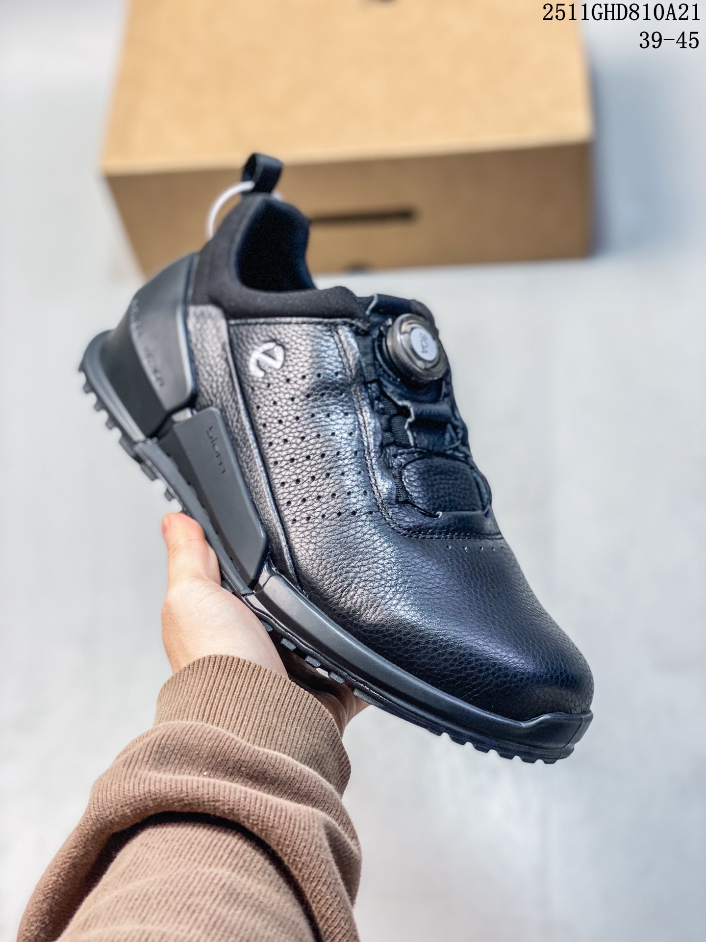 💰250
ECCO爱步男士休闲运动鞋 缓震牛皮跑步鞋 BIOM2.0系列新款 柔软超轻的中底 提供出色的能量回弹和缓震体验 长效缓震的BIOM自然律动科技鞋楦 符合人体工学 带来裸足运动体验 牛皮鞋面，纹理自然，柔韧耐穿 直接注塑工艺连接鞋面与鞋底 一体成型，合脚牢固耐穿 橡胶外底，适应多种地形，防滑耐磨，强劲抓地 适跑畅练 城市运动鞋 尺码：39-45
11GHD810A21