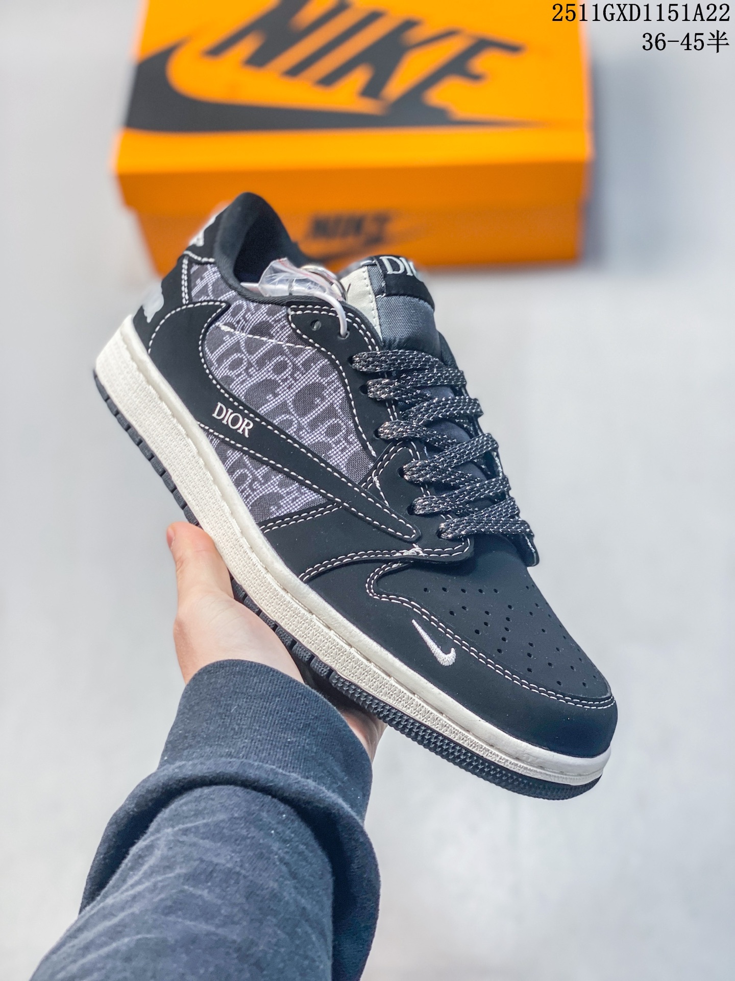 💰260
海外爆款限量发售!Travis Scott x Fragment Design x Jordan Air Jordan 1 Low OG SP “迪奥联名-黑白麂皮” 多方联名合作融合了Travi灰勾s Scott 独特的音乐风格,藤原浩个性的设计风格以及Jordan品牌的经典元素 使其成为一双具有独特身份和价值的鞋子 清新而立体的外观加上联名标识更突出了其独特身份 这种配色方案显示出活力和时尚感 在视觉上引人注目 鞋身的质感和细腻的细节处理使其显得高端而格调十足 这款“倒钩”联名是设计与创意完美结合 融合多方的个性风格是一款备受瞩目的潮流鞋款 低帮休闲板鞋 定制鞋盒 大厂纯原品质出货 超高清洁度 皮料切割干净无任何毛边 细节完美
货号:JW118-167
Size:36 36.5 37.5 38 38.5 39 40 40.5 41 42 42.5 43 44 44.5 45
11GXD1151A22