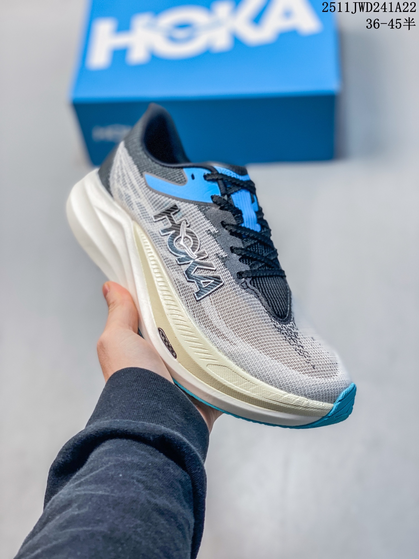 💰180
霍卡 原楦开发纸版楦型,采用高科技合成网纱鞋面材质,搭载轻量化PEBA超临界发泡中底,脚感更软弹,外置防滑耐磨橡胶底片❗️畅快回弹敢跑出色,美国新兴跑鞋品牌 One One Men Roet X 3 Low 火箭X3代系列低帮马拉松竞赛厚底轻量透气网纱休闲运动慢跑鞋 1168724
11JWD241A22