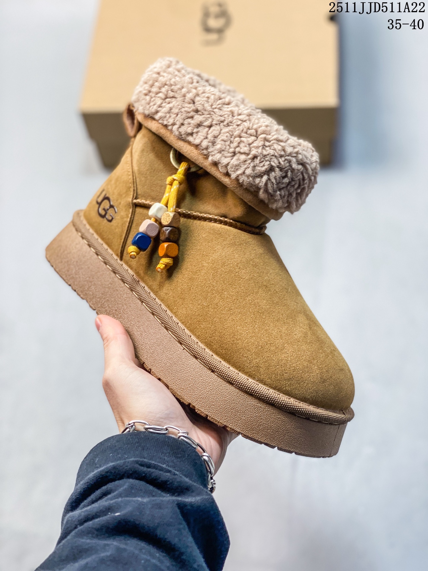 💰130
UGG/雪地靴 UGG Heritage Utility Sneaker 传统实用运动鞋 UGG元素与经典运动鞋的氛围相结合，融合了传统与创新。鞋面采用全粒皮革和麂皮完成。采用来自甘蔗的EVA材质制作的鞋底，拥有发挥出色的抓地力 
11JJD511A22