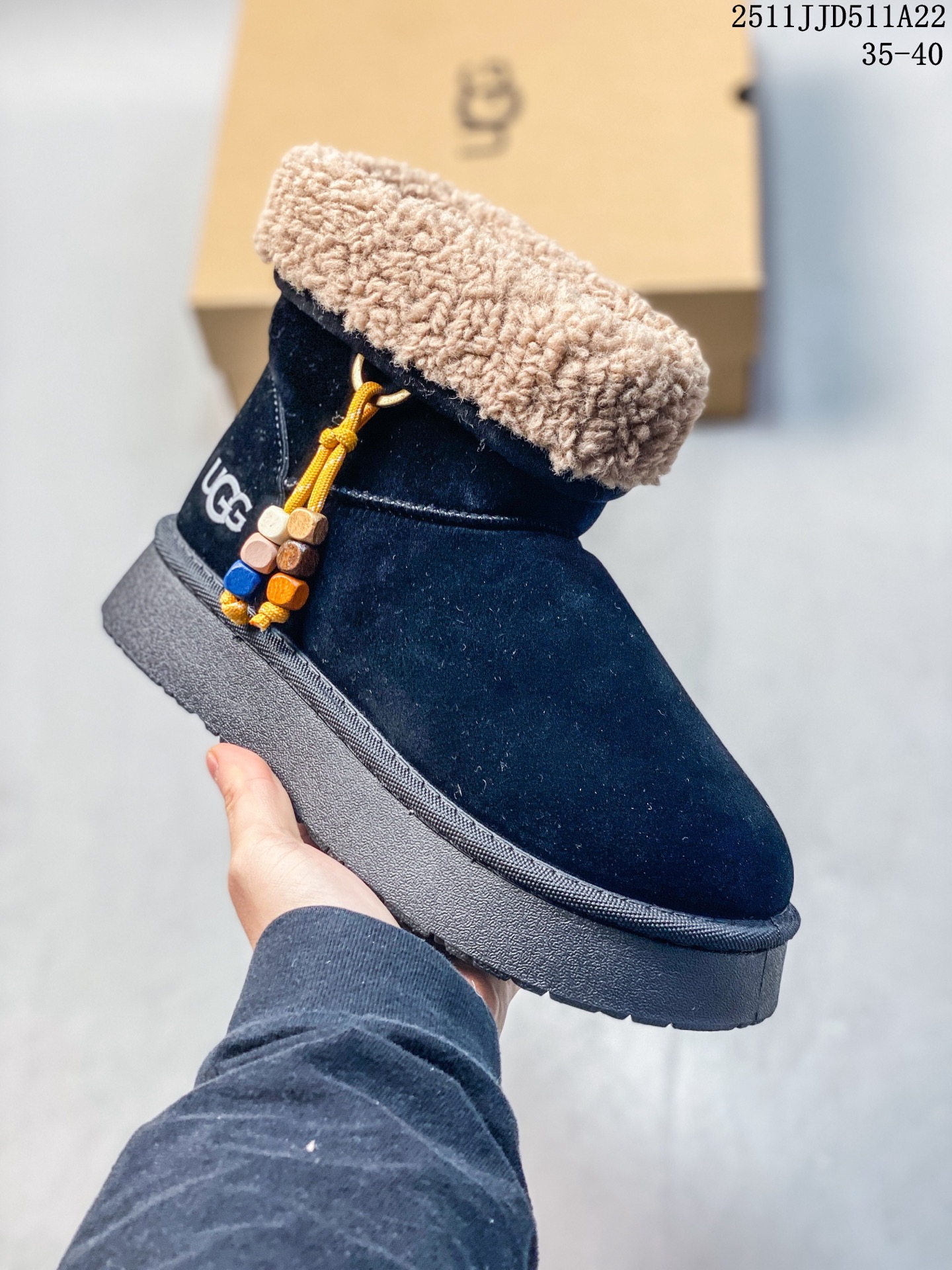 💰130
UGG/雪地靴 UGG Heritage Utility Sneaker 传统实用运动鞋 UGG元素与经典运动鞋的氛围相结合，融合了传统与创新。鞋面采用全粒皮革和麂皮完成。采用来自甘蔗的EVA材质制作的鞋底，拥有发挥出色的抓地力 
11JJD511A22