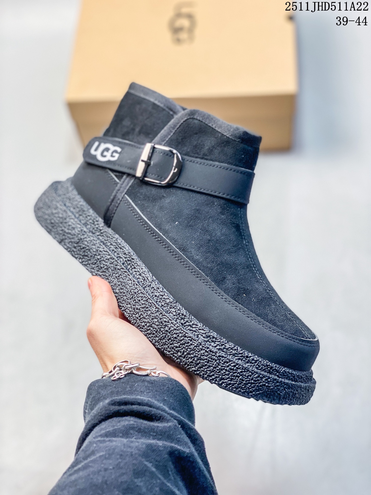 💰150
UGG/雪地靴 UGG Heritage Utility Sneaker 传统实用运动鞋 UGG元素与经典运动鞋的氛围相结合，融合了传统与创新。鞋面采用全粒皮革和麂皮完成。采用来自甘蔗的EVA材质制作的鞋底，拥有发挥出色的抓地力 
11JHD511A22