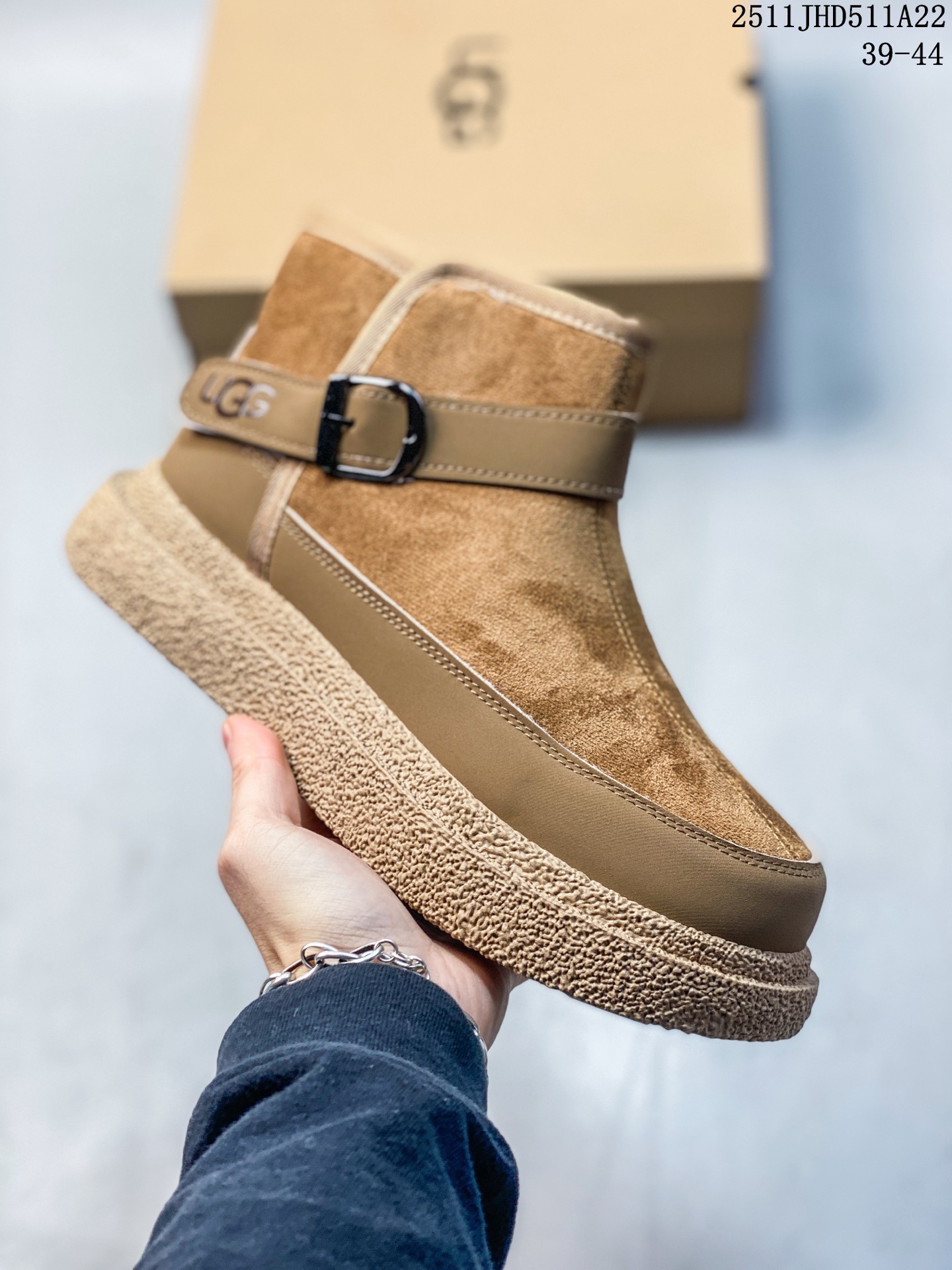 💰150
UGG/雪地靴 UGG Heritage Utility Sneaker 传统实用运动鞋 UGG元素与经典运动鞋的氛围相结合，融合了传统与创新。鞋面采用全粒皮革和麂皮完成。采用来自甘蔗的EVA材质制作的鞋底，拥有发挥出色的抓地力 
11JHD511A22
