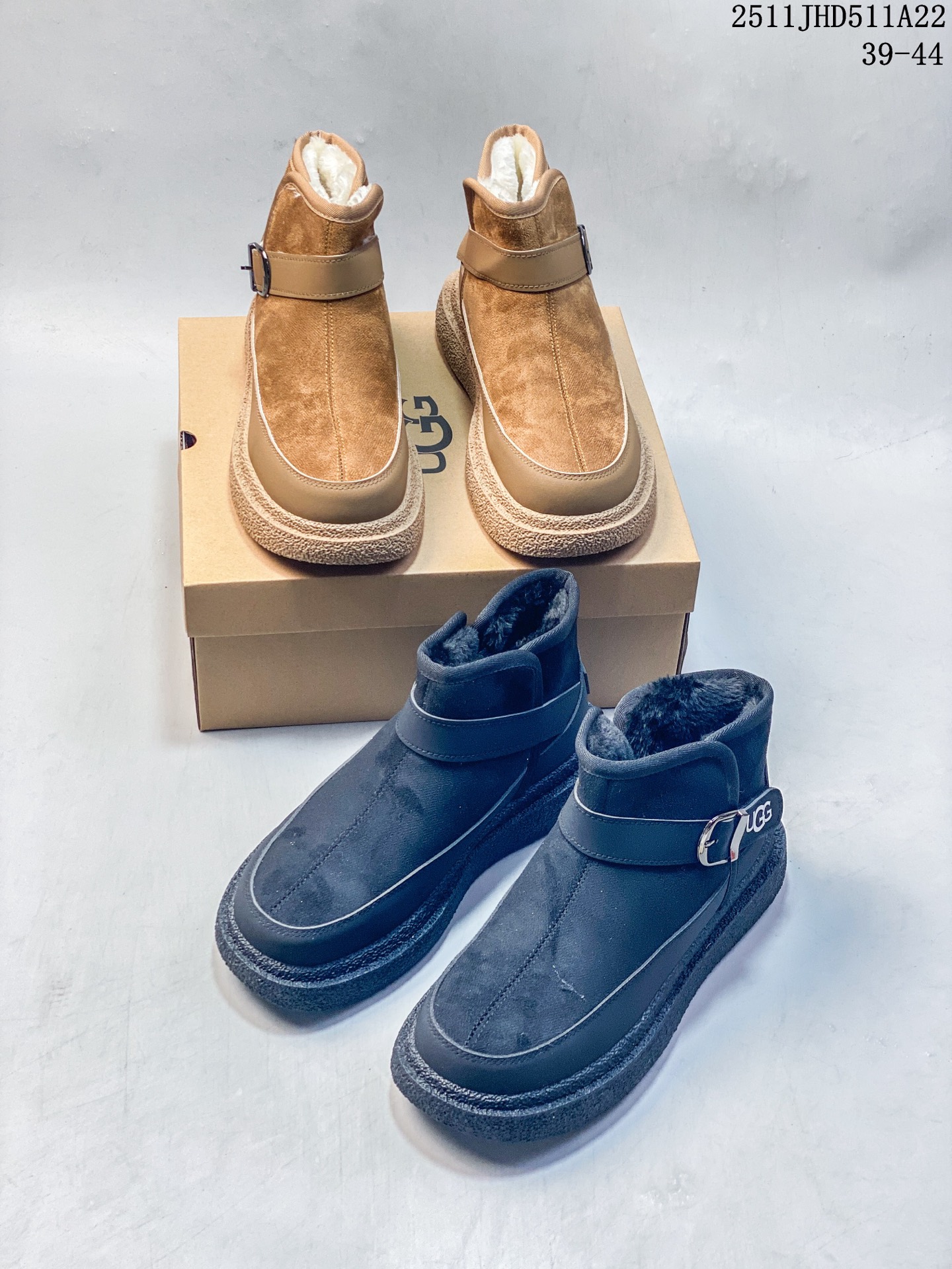 🈴️💰150
UGG/雪地靴 UGG Heritage Utility Sneaker 传统实用运动鞋 UGG元素与经典运动鞋的氛围相结合，融合了传统与创新。鞋面采用全粒皮革和麂皮完成。采用来自甘蔗的EVA材质制作的鞋底，拥有发挥出色的抓地力 
11JHD511A22