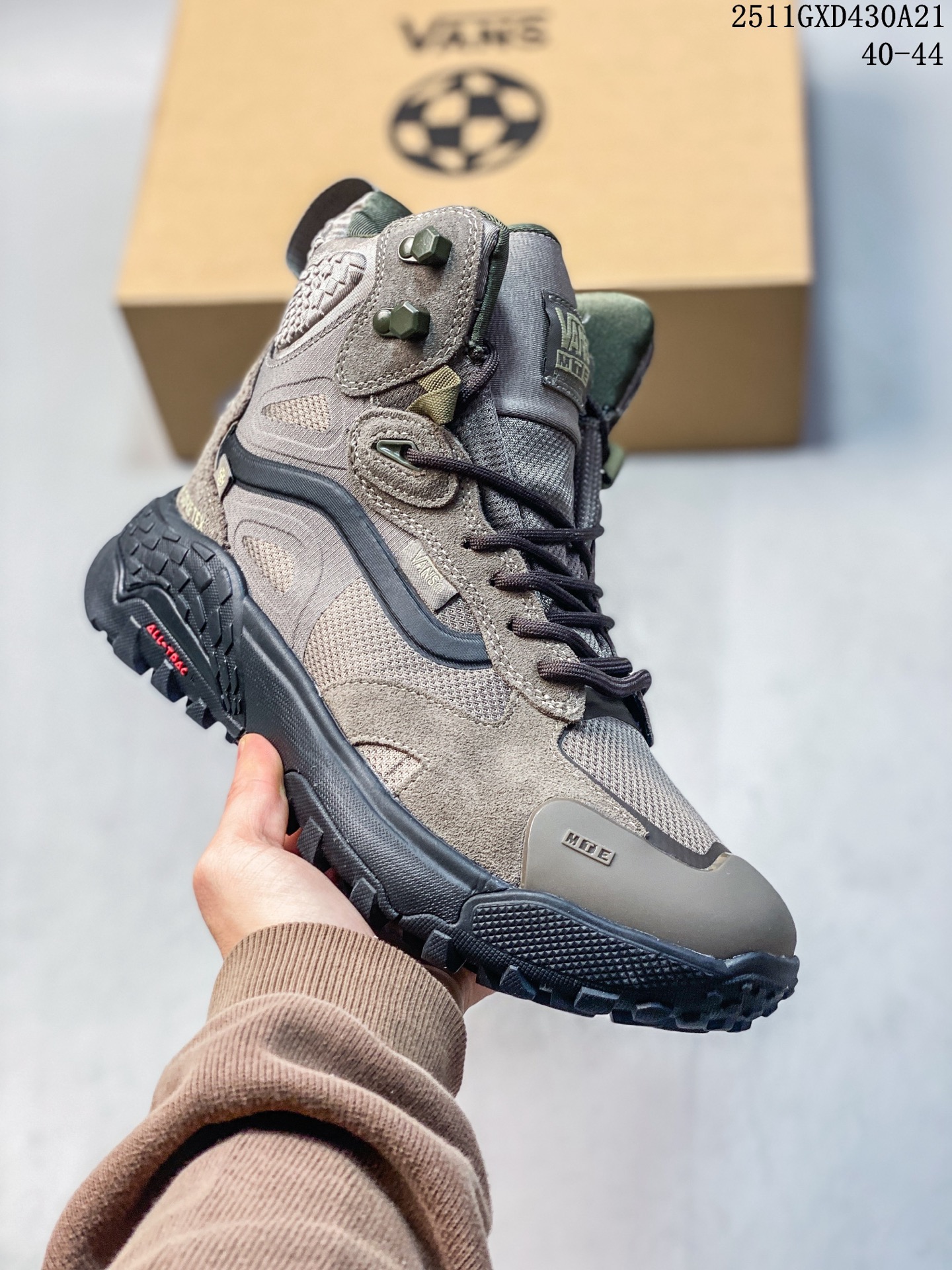 🈴️💰260
Vans MTE Crestline ADV Gore-Tex黑色
配备UltraCush™鞋垫或中底，提供良好的缓震效果，减轻行走或运动时脚部的压力，长时间穿着也能保持舒适。外底采用橡胶材质，带有独特的纹路设计，能在不同地形提供可靠的抓地力和稳定性
货号：VN000CVPBKA
码数：40-44
11GXD430A21