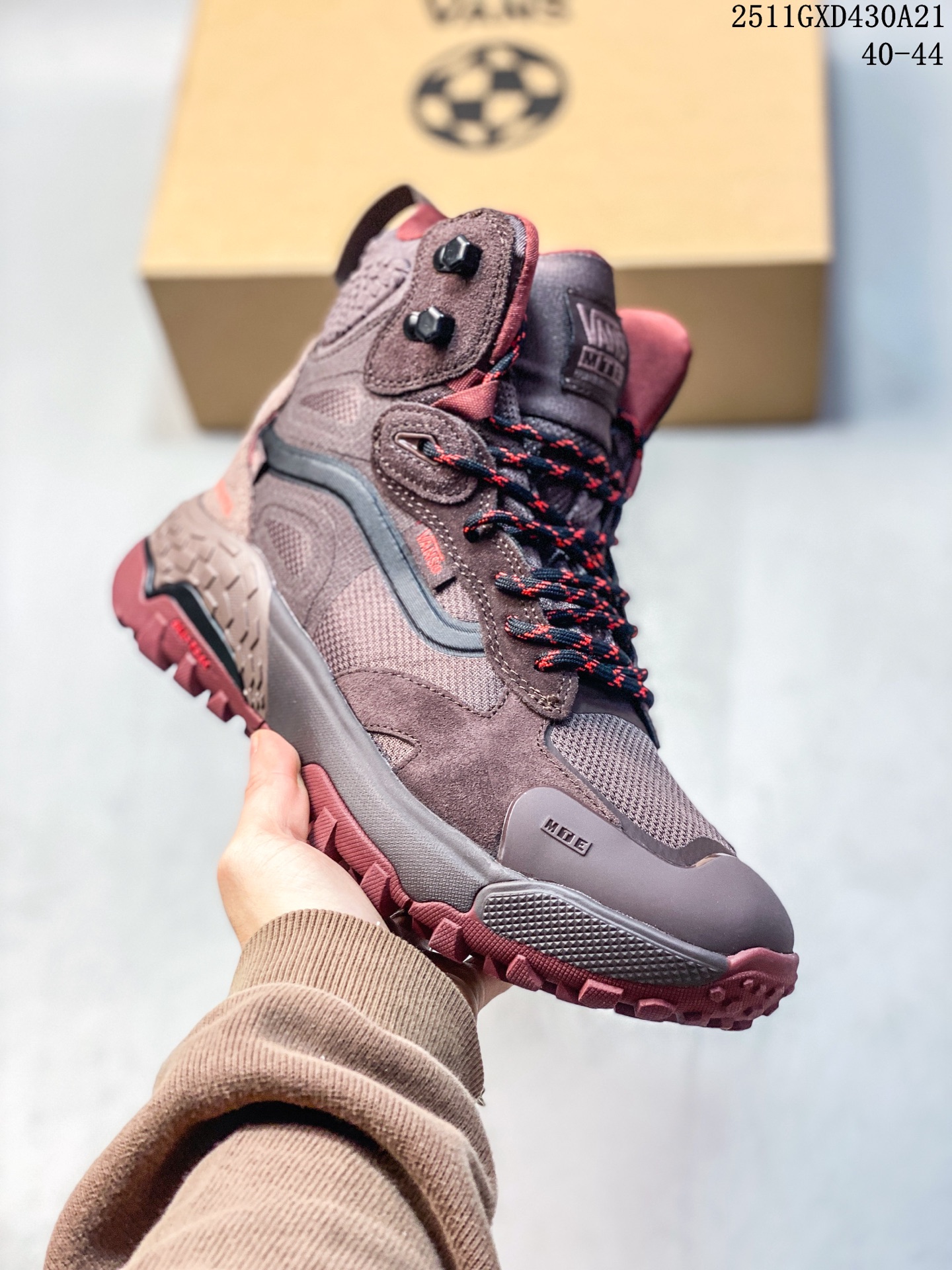 💰260
Vans MTE Crestline ADV Gore-Tex黑色
配备UltraCush™鞋垫或中底，提供良好的缓震效果，减轻行走或运动时脚部的压力，长时间穿着也能保持舒适。外底采用橡胶材质，带有独特的纹路设计，能在不同地形提供可靠的抓地力和稳定性
货号：VN000CVPBKA
码数：40-44
11GXD430A21