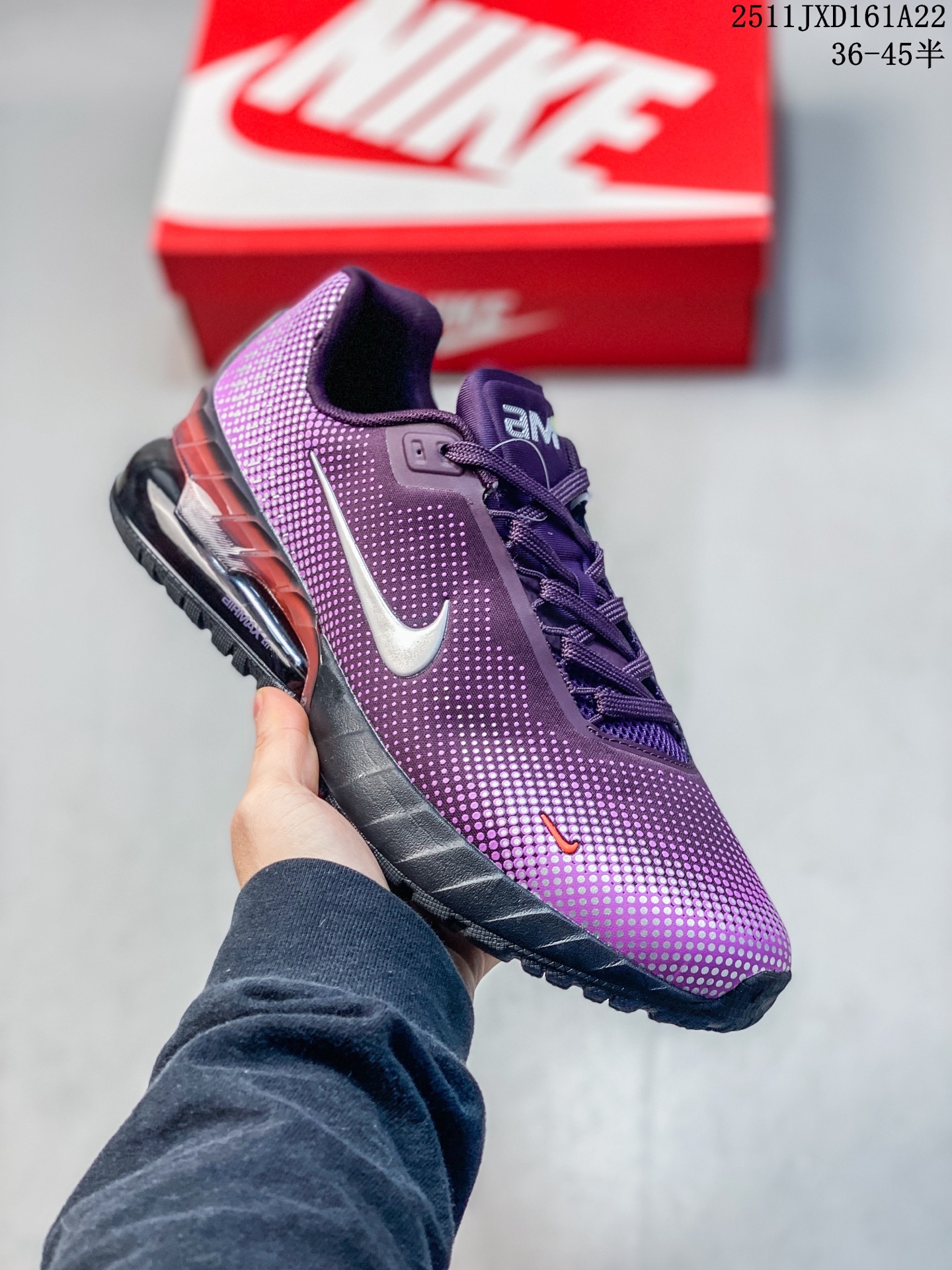 【公司级】耐克 (NIKE)2025年男女子NIKE AIR MAX PHOENIX SE 气垫缓震慢跑鞋 运动休闲鞋 IH3571-001 Air Max 缓震配置结合轻盈鞋面,回弹缓震,为 Air Max 系列再添时尚单品.织物与合成材质组合鞋面,缔造轻盈透气的贴合体验,橡胶外底镂空设计和轻盈后跟夹有助减轻鞋身重量,成就出众运动表现,Nike ReactX 技术采用轻盈耐穿泡绵,铸就出众回弹的顺畅迈步体验,Air Max 缓震配置回弹舒适,提供恰到好处的支撑效果,泡绵中底,橡胶外底. 11JXD161A22