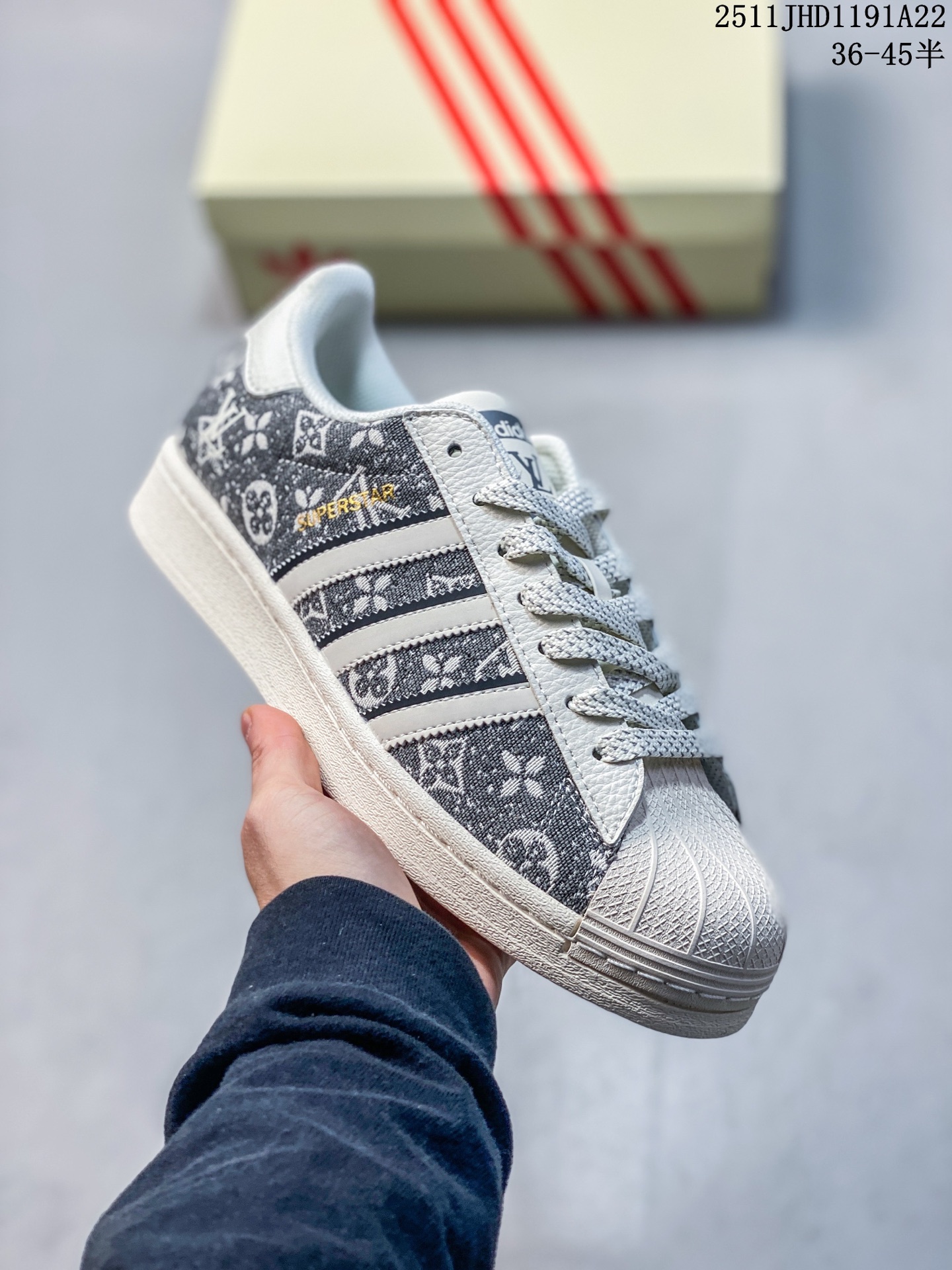 💰150
＃纯原 CLOT x AD Originals Superstar “金标” #贝壳头LV限定 贴合柔软皮料米白蓝红经典配色 ，这其中也包括我们非常熟知的CLOT。CLOT为即将到来的蛇年准备的是一双与adidas Originals联手打造的。这双鞋的整体设计思路和风格可以说很CLOT。鞋款整体选用了易穿搭的白色作为主色调，而加厚的锯齿形外底以及标志性的贝壳头无疑把鞋款的独特属性进一步展现出来。
货号：JY8901
SIZE：36 36.5 37.5 38 38.5 39 40 40.5 41 42 42.5 43 44 44.5 45
11JHD1191A22