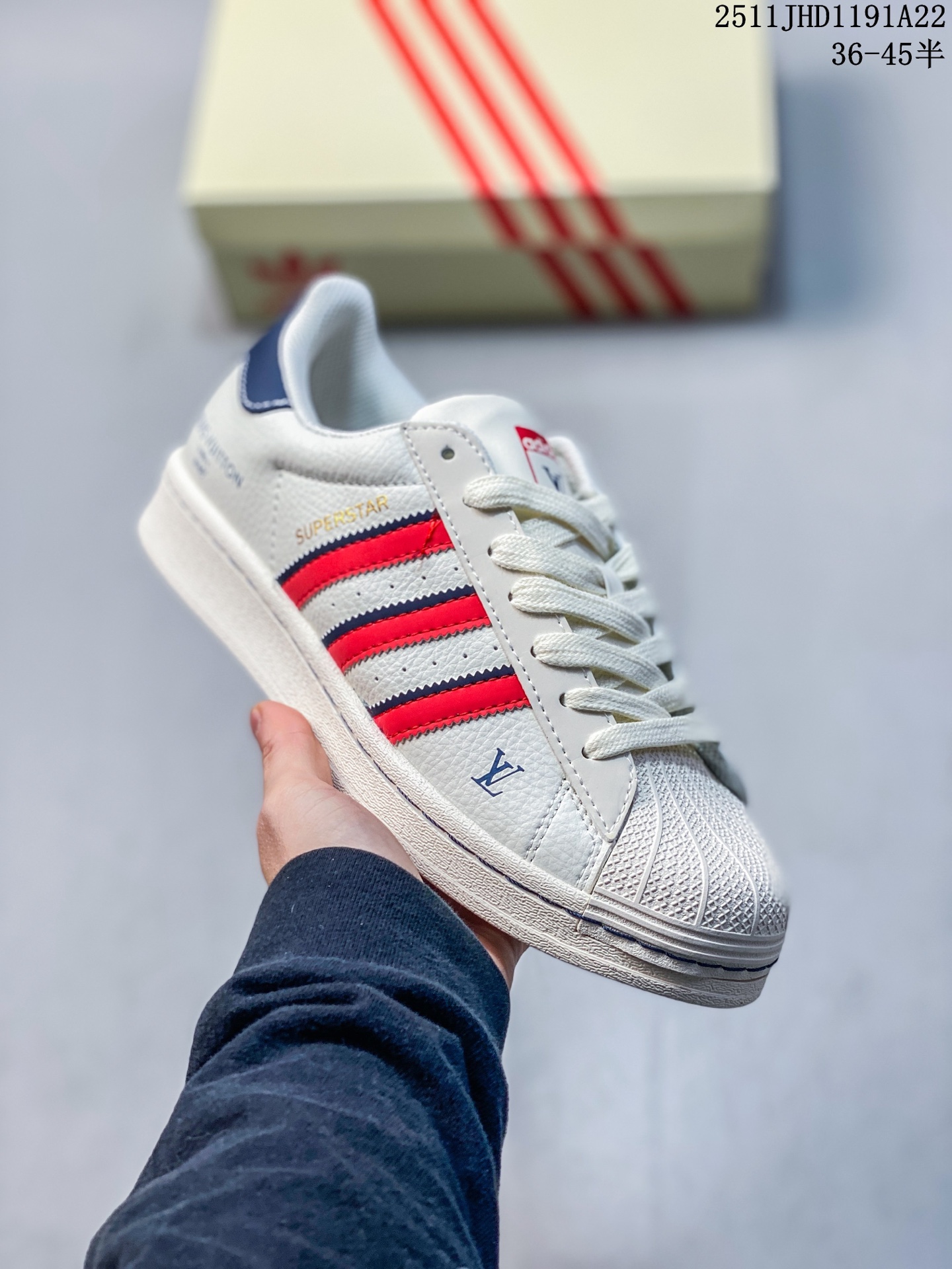 💰150
＃纯原 CLOT x AD Originals Superstar “金标” #贝壳头LV限定 贴合柔软皮料米白蓝红经典配色 ，这其中也包括我们非常熟知的CLOT。CLOT为即将到来的蛇年准备的是一双与adidas Originals联手打造的。这双鞋的整体设计思路和风格可以说很CLOT。鞋款整体选用了易穿搭的白色作为主色调，而加厚的锯齿形外底以及标志性的贝壳头无疑把鞋款的独特属性进一步展现出来。
货号：JY8901
SIZE：36 36.5 37.5 38 38.5 39 40 40.5 41 42 42.5 43 44 44.5 45
11JHD1191A22