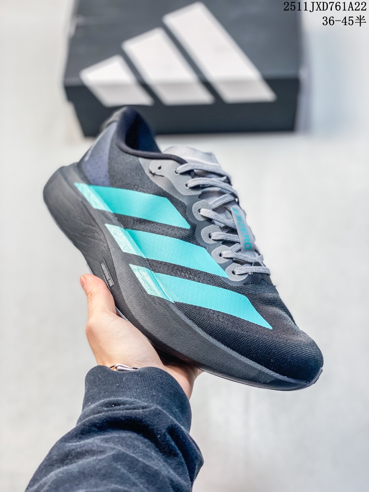 💰160
adidas Adizero EVO SLM舒适运动防滑耐磨低帮跑步鞋，轻质网眼合成鞋面搭配织物内里坚韧透气包裹舒适，中底搭载全掌双层
LIGHTSTRIKE PRO的缓震材料，脚感非常软弹。 贯穿全掌的一体化系统，从后跟到脚趾，韧性十足滚动感推进效果拉满。马牌橡胶外底防滑出色，不挑场地耐用性强 适配全体重全脚型全跑法的竞速训练、半马及全马使用。
货号：JQ4488
鞋码：36-45半码
11JXD761A22