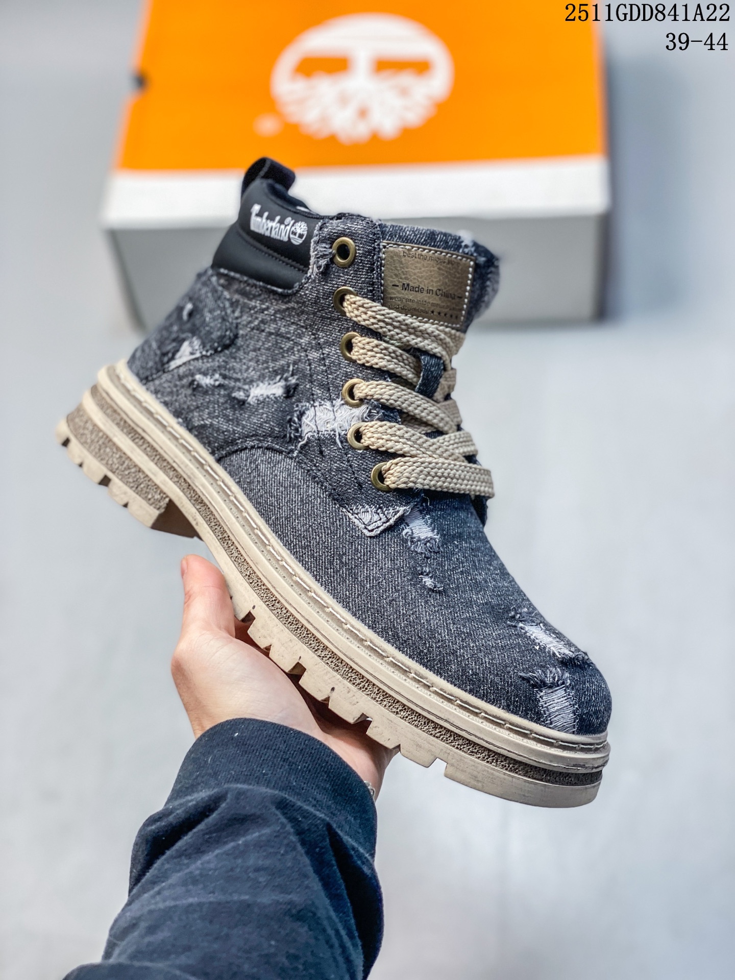 💰220
Timberland 天伯伦/添柏岚经典款 
25ss新款高帮 经典再造 全新升级 
广东大厂品质 原盒原包装 
面料采用意大利🇮🇹顶级磨砂网布
搭配防臭防腐真皮乳胶鞋垫 
给您完美的穿着体验 质量考究耐穿
型男必备 专治不帅 
高品质脚感一流 独家供应 
官方货号: TB23066
尺码：39 40 41 42 43 44 
11GDD841A22