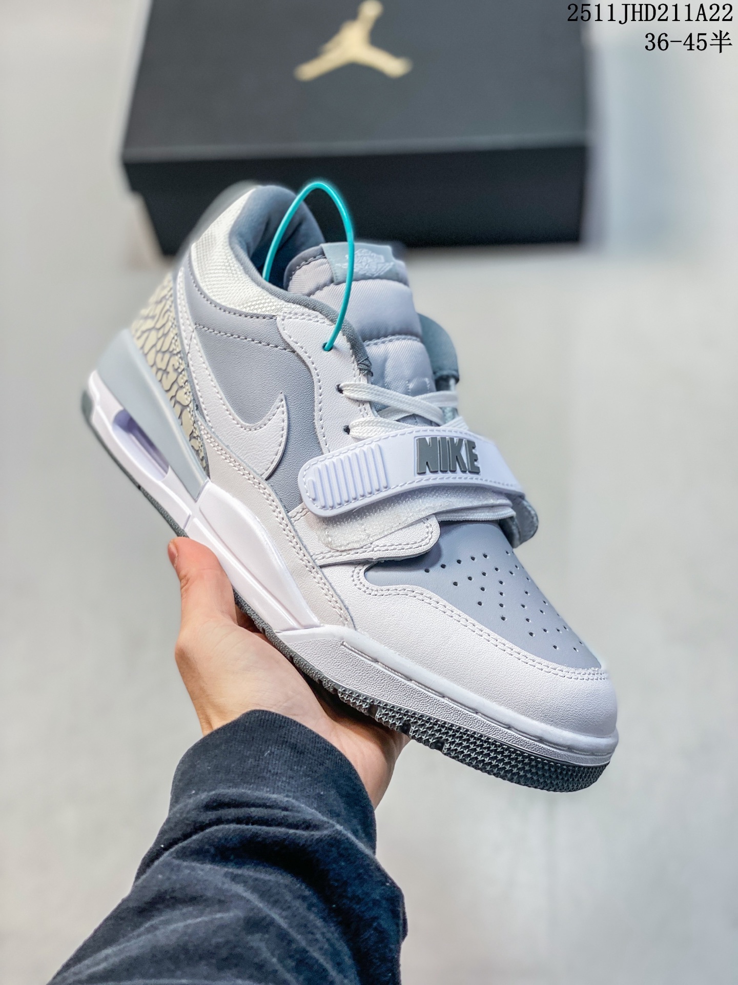 💰150
【公司级】耐克 AJ 乔丹 Air Jordan Legacy 312 低帮运动鞋 AJ312 乔312百搭篮球鞋  酷炫混搭，谁人不爱？Air Jordan Legacy 312 Low 运动鞋将 AJ1、AJ3 和 Nike Air Alpha Force 的经典设计元素巧妙糅合。采用中足固定带、爆裂纹细节等经典元素，旨在致敬迈克尔·乔丹篮球时代。结合优质皮革鞋面和 Nike Air 缓震配置，开启传奇时代。Wings 标志和整体设计借鉴自 AJ1，爆裂纹旨在向 AJ3 致敬，中足固定带设计汲取自 Nike Air Alpha Force，提供出色支撑力，后跟搭载可视 Nike Air 缓震配置，塑就出众外观。


尺码：36-45含半码
11JHD211A22