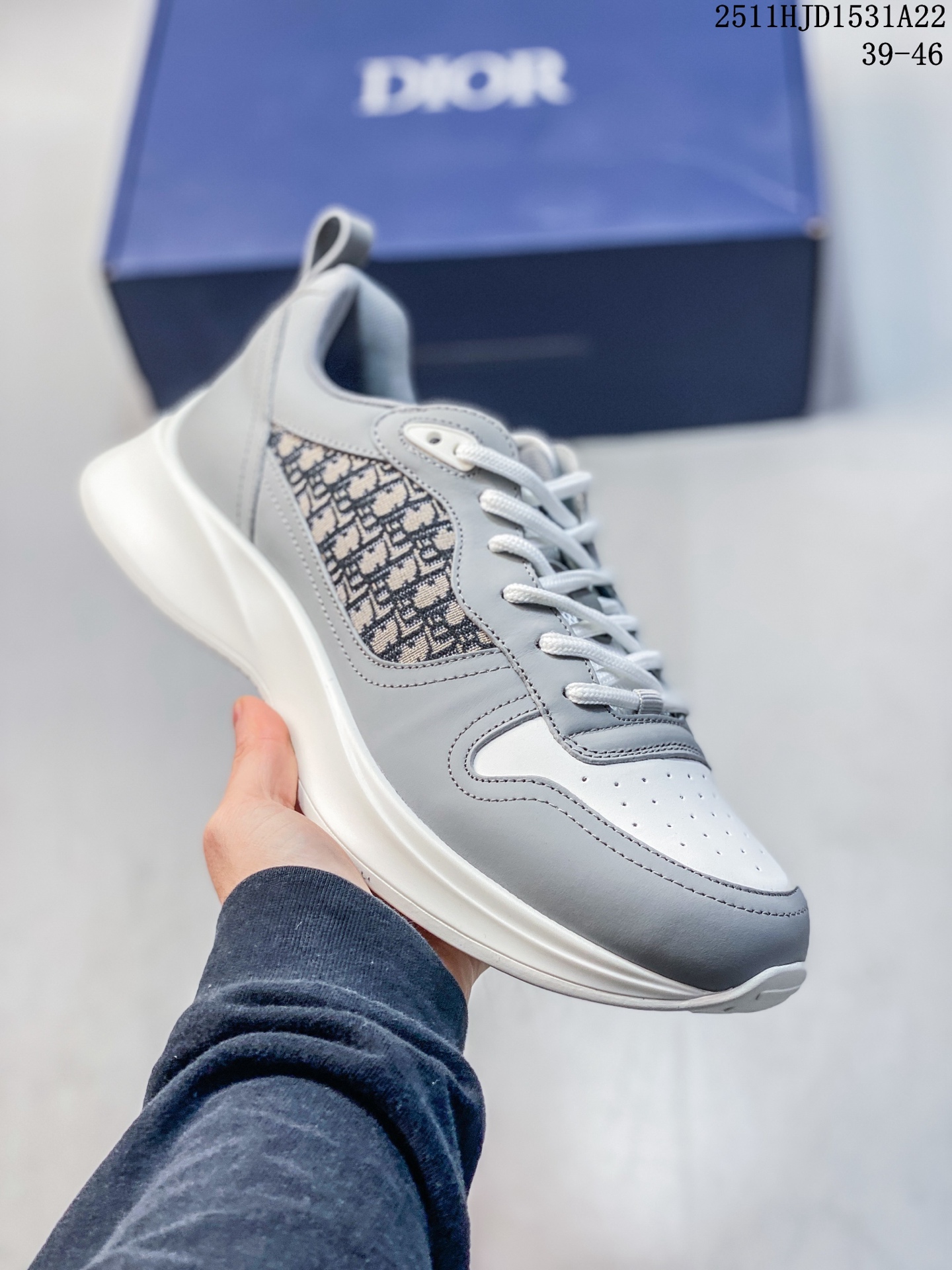 💰330
Dior/迪奥 B25 Oblique Runner Sneaker 黑白
老爹风系带低帮透气休闲运动慢跑鞋
#原版购入开发 这款 B25 Runner运动鞋结合运动版型与 Dior 优雅的经典标识。采用迪奥灰和白色光滑牛皮革精心制作，饰以经典的米色和黑色 Oblique 印花提升格调。搭配白色纹理橡胶鞋底，可为各式休闲造型增添经典气质，更显精致 配送专柜精美包装，面料采用原版定制牛皮+Oblique 印花布 定制进口超细纤维 增高3.5CM
尺码：39-46
11HJD1531A22