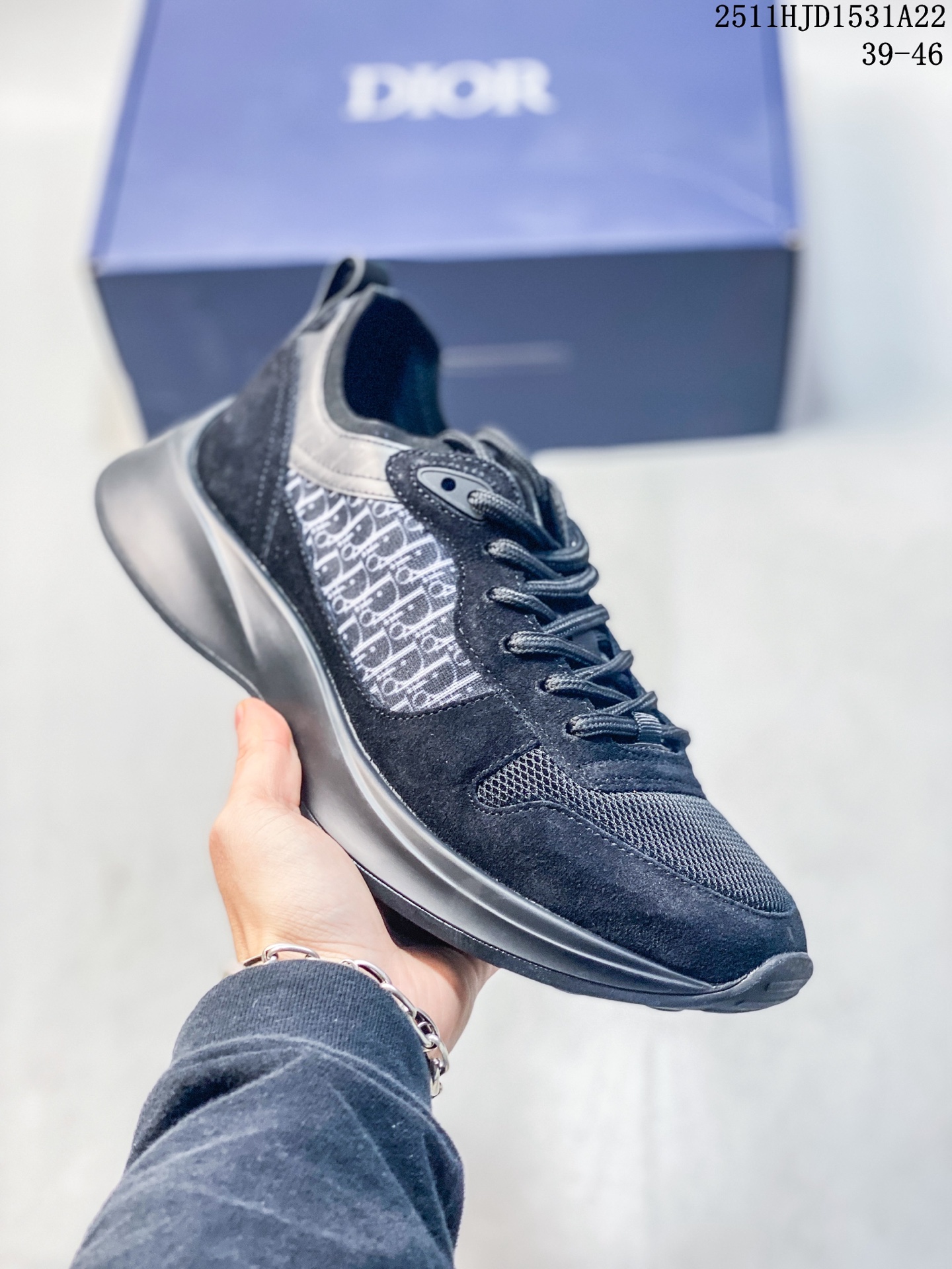 💰330
Dior/迪奥 B25 Oblique Runner Sneaker 黑白
老爹风系带低帮透气休闲运动慢跑鞋
#原版购入开发 这款 B25 Runner运动鞋结合运动版型与 Dior 优雅的经典标识。采用迪奥灰和白色光滑牛皮革精心制作，饰以经典的米色和黑色 Oblique 印花提升格调。搭配白色纹理橡胶鞋底，可为各式休闲造型增添经典气质，更显精致 配送专柜精美包装，面料采用原版定制牛皮+Oblique 印花布 定制进口超细纤维 增高3.5CM
尺码：39-46
11HJD1531A22