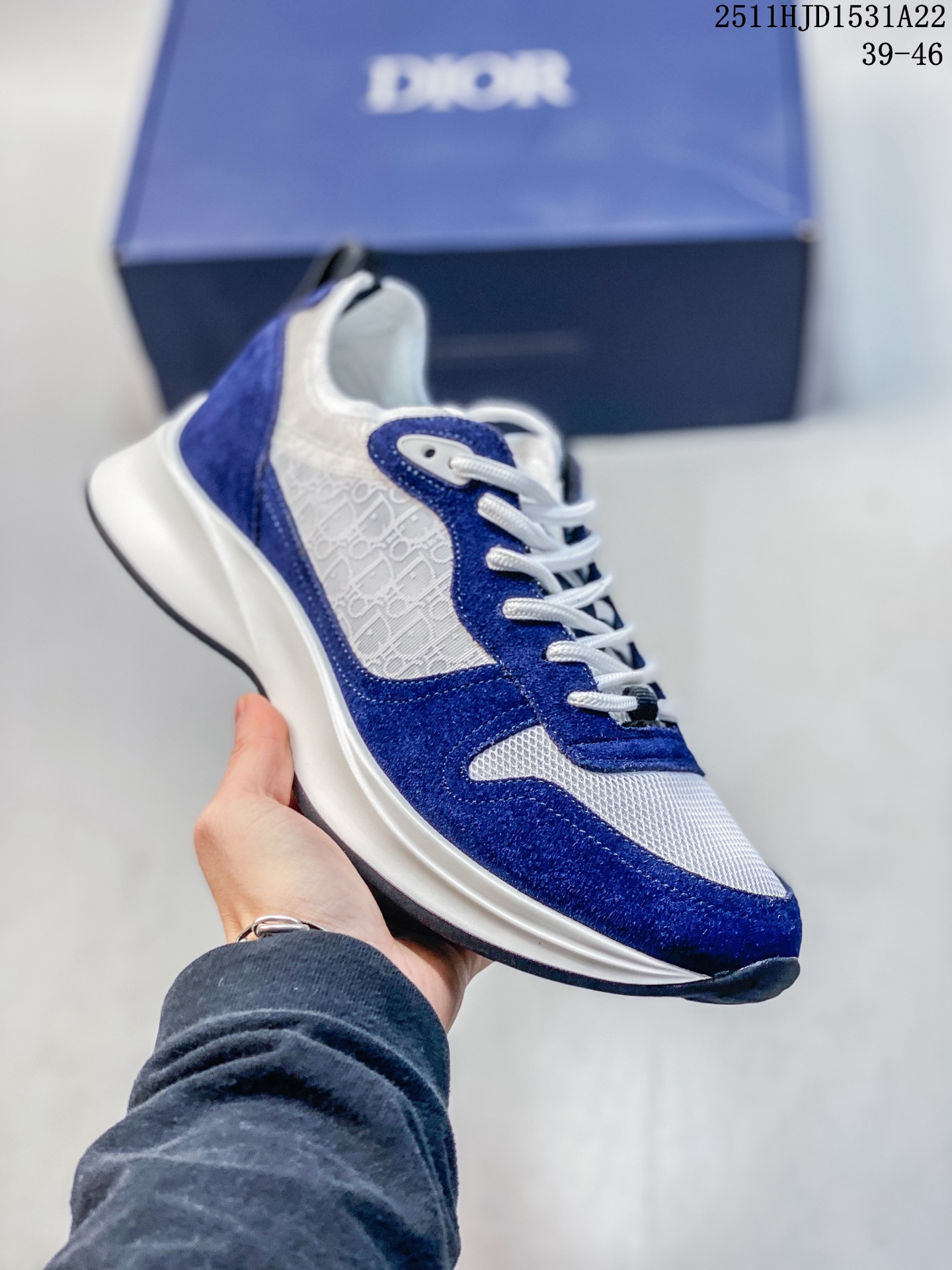 💰330
Dior/迪奥 B25 Oblique Runner Sneaker 黑白
老爹风系带低帮透气休闲运动慢跑鞋
#原版购入开发 这款 B25 Runner运动鞋结合运动版型与 Dior 优雅的经典标识。采用迪奥灰和白色光滑牛皮革精心制作，饰以经典的米色和黑色 Oblique 印花提升格调。搭配白色纹理橡胶鞋底，可为各式休闲造型增添经典气质，更显精致 配送专柜精美包装，面料采用原版定制牛皮+Oblique 印花布 定制进口超细纤维 增高3.5CM
尺码：39-46
11HJD1531A22