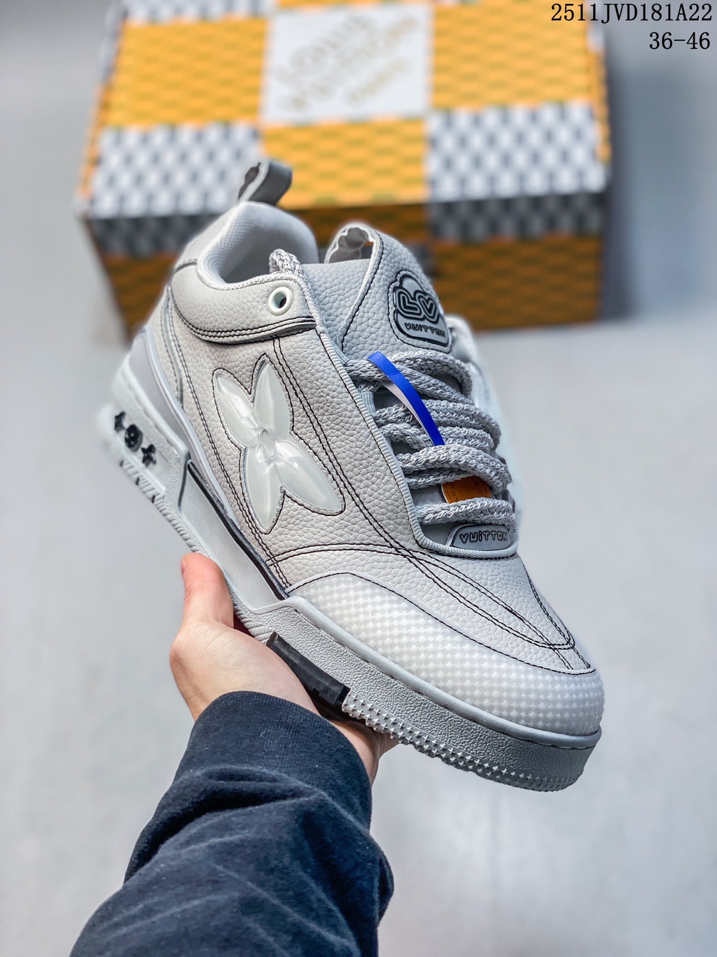 💰190
Louis Vuitton/路易威登 原装一致TPR光泽组合鞋底,耐弯折滴塑支持片,鞋垫嵌入超软脚感乳胶材质❗驴的篮球鞋,Virgil Abloh亲自操刀设计❗全新LV路易威登Louis vuitton Trainer Sneaker Low"Transparent"休闲运动文化百搭篮球板鞋
类型:男女鞋
码数:36 37 38 39 40 41 42 43 44 45
编码:1120270.SS
11JVD181A22