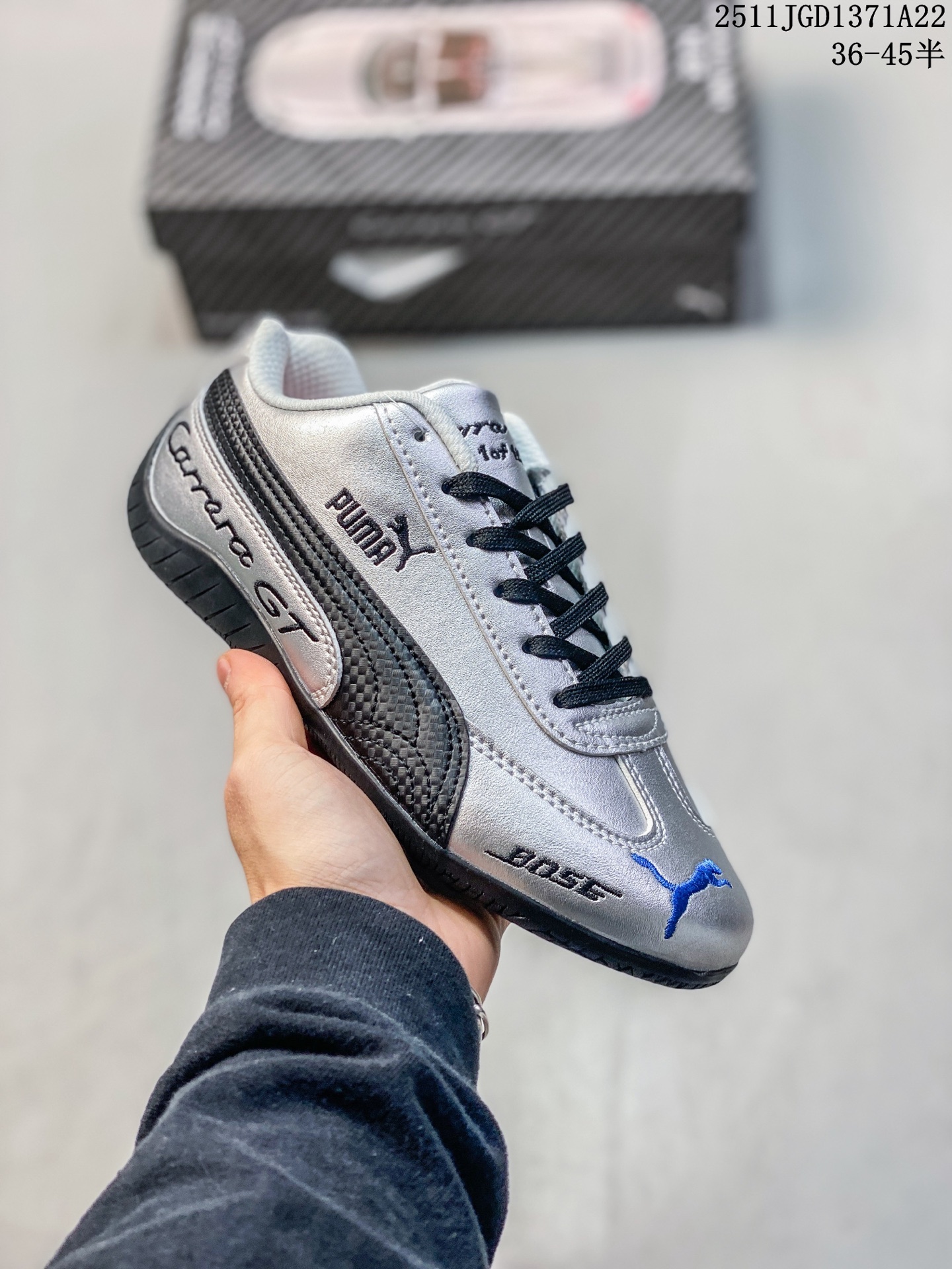 💰140
PUMA Speedca OG 彪马极速赛车系列低帮德训风拼接复古百搭休闲运动赛车鞋 鞋款从80、90年代赛车手所穿的防火赛车鞋为原型，鞋身线条模仿了赛车的流线廓形，体现了空气动力学原理的结构。简约流畅的外观，恰好又和贯穿其中的Formstrip Logo融合恰到好处，视觉上细节丰富且协调。本次Speedcat OG鞋款归来，最大看点自然式保留了窄版鞋型以及薄底构造。这两年各品牌鞋底越做越厚，Speedcat反其道而行之，上脚几乎无鞋底的效果带来耳目一新的视觉体验。鞋面依旧是以质感透气网面材质打造，并且大面积近乎全包裹的使用，复古味道也愈发浓烈。配色上更是将最原始的黑色和红色带回，向F1赛车队的标志性队服致敬。相信让各位一眼种草的更多是出挑的大红色，上脚即可瞬间点亮整体造型，在以球鞋为核心的OOTD中脱颖而出。而另一款黑色则是低调的万金油，彰显新潮个性的同时又不喧宾夺主，也是热爱简约系穿搭朋友的首选。 

尺码：36-45含半码
11JGD1371A22