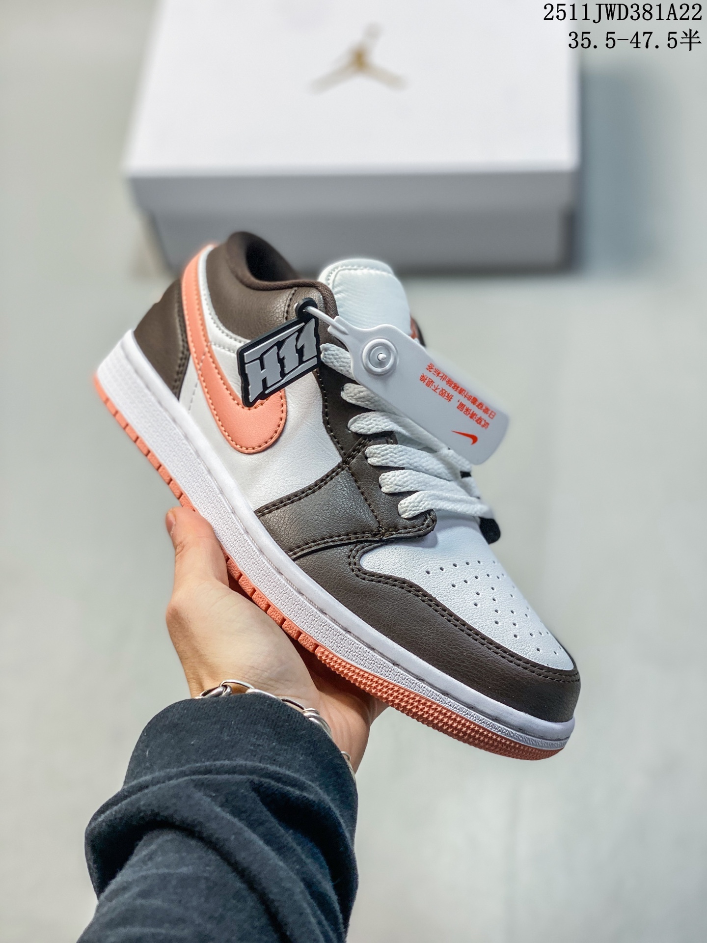 放店💰150
【公司级】耐克 乔丹Air Jordan 1 Low AJ1 乔1  乔丹1代aj1  低帮复古文化休闲运动篮球鞋。该鞋款从 1985 年元年款汲取设计灵感，焕新演绎简约经典外观，让人感到熟悉的同时又颇具新意。缝线细节搭配后跟刺绣 Wings 标志，彰显 JORDAN 品牌与众不同的专属格调。皮革鞋面，塑就出众结构感与耐穿性。鞋底加入 Nike Air 缓震技术，造就轻盈缓震脚感，外底融入橡胶，铸就非凡抓地力，塑就日常佳选，后跟饰有 Wings 标志，鞋头打孔设计，泡绵中底。
11JWD381A22