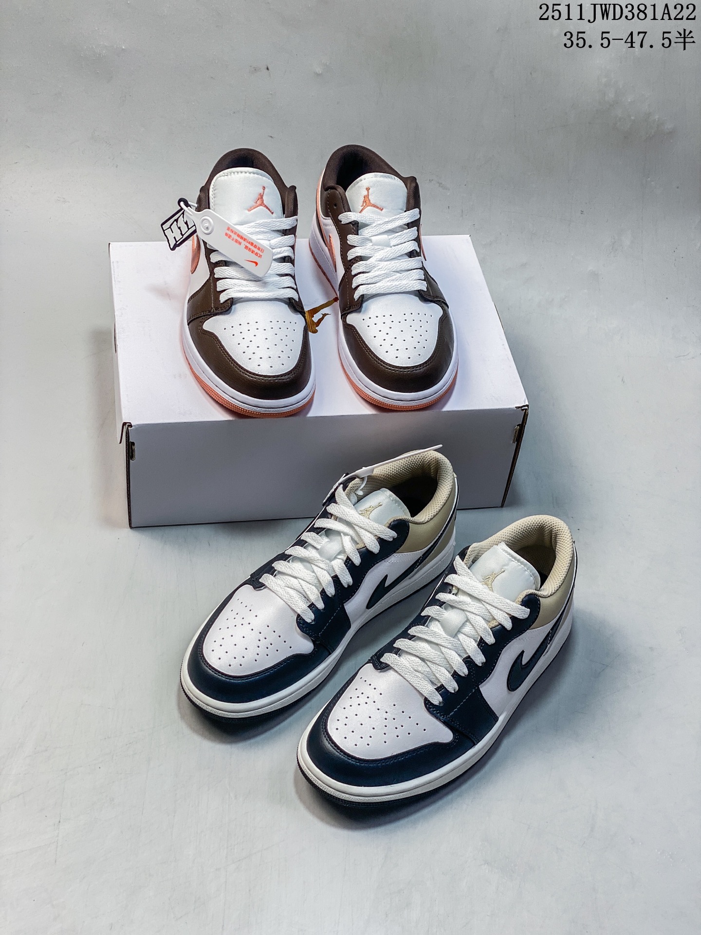 🈴️💰180
【公司级】耐克 乔丹Air Jordan 1 Low AJ1 乔1  乔丹1代aj1  低帮复古文化休闲运动篮球鞋。该鞋款从 1985 年元年款汲取设计灵感，焕新演绎简约经典外观，让人感到熟悉的同时又颇具新意。缝线细节搭配后跟刺绣 Wings 标志，彰显 JORDAN 品牌与众不同的专属格调。皮革鞋面，塑就出众结构感与耐穿性。鞋底加入 Nike Air 缓震技术，造就轻盈缓震脚感，外底融入橡胶，铸就非凡抓地力，塑就日常佳选，后跟饰有 Wings 标志，鞋头打孔设计，泡绵中底。
11JWD381A22