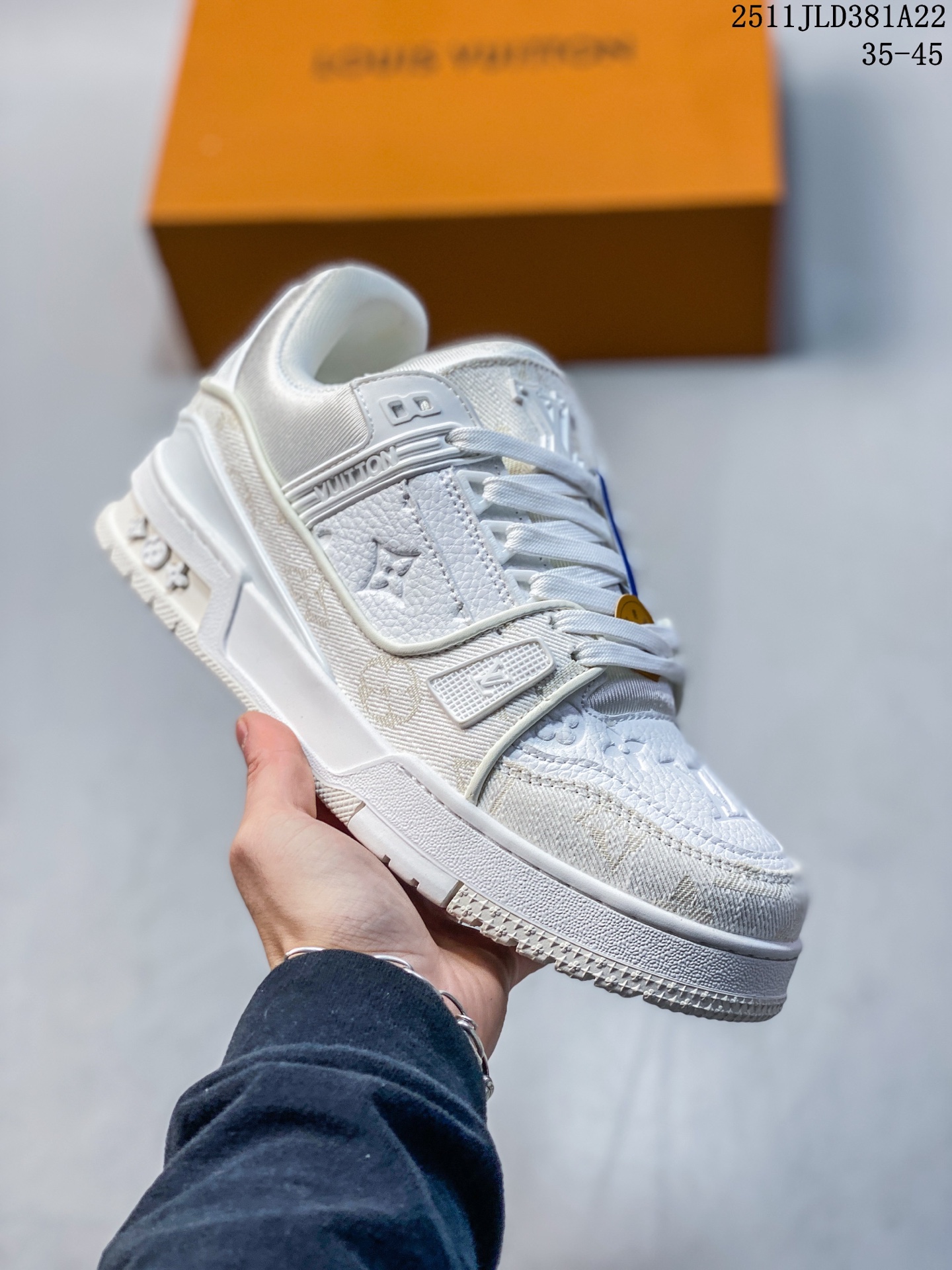 💰200
【公司级】路易威登 Louis Vuitton LV路易威登板鞋 时尚运动鞋潮厚底增高男女鞋。舒适防滑底和百搭性霸屏整个时尚娱乐圈,细节调整完美主义!采用柔软皮革拼接鞋面,独家开模大底, 侧边采用3D打印标志性Logo 尽显贵族时尚气息,配带正品全套包装。全新LV路易威登Louis vuitton Trainer Sneaker Low 休闲运动文化百搭板鞋。
11JLD381A22