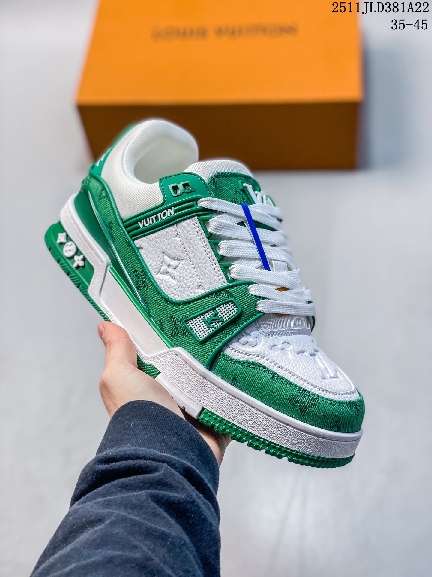 💰200
【公司级】路易威登 Louis Vuitton LV路易威登板鞋 时尚运动鞋潮厚底增高男女鞋。舒适防滑底和百搭性霸屏整个时尚娱乐圈，细节调整完美主义！采用柔软皮革拼接鞋面，独家开模大底， 侧边采用3D打印标志性Logo 尽显贵族时尚气息，配带正品全套包装。全新LV路易威登Louis vuitton Trainer Sneaker Low 休闲运动文化百搭板鞋。 
11JLD381A22