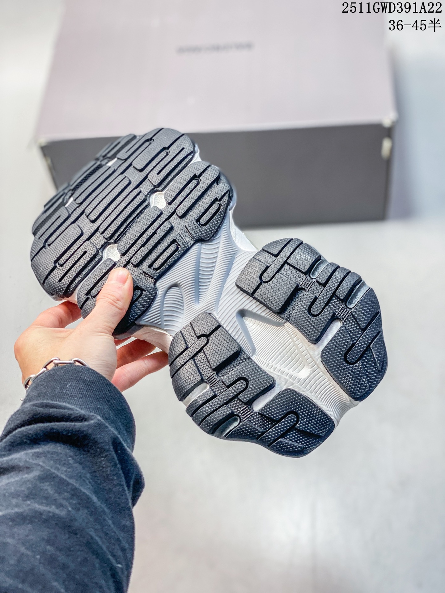 💰280
公司级：巴黎世家 3XL 九代 最新Sneaker系列 9代巴黎世家3XL 老爹鞋潮人必备快入 老爹鞋 网布做旧男女款九代 脏脏鞋厚底增高 低帮情侣鞋休闲运动鞋 
3xl是做旧款（脏脏款），不会给人一板一眼的感觉，而且这次的鞋型不会那么厚重，穿上后轻盈许多。这次的一些配色也非常好看，上脚后直接增高4–5cm，活活的矮子乐。
这两年的巴黎世家，一直另辟蹊径走的是丐帮风格，把原有时尚圈的规矩彻底打破，打造出一种“我的规矩就是规矩”
巴黎世家的鞋子在设计上都是以完美与时尚为目标，他们提供了多种尺码供消费者选择，3XL鞋码就是其中之一。它的设计更为宽松，更适合消费者穿着舒适
这次的设计完美融合了track和runner两款鞋型的设计风格，可以说是非常有心了。
尺码：36～45半
编号：107054
11GWD391A22