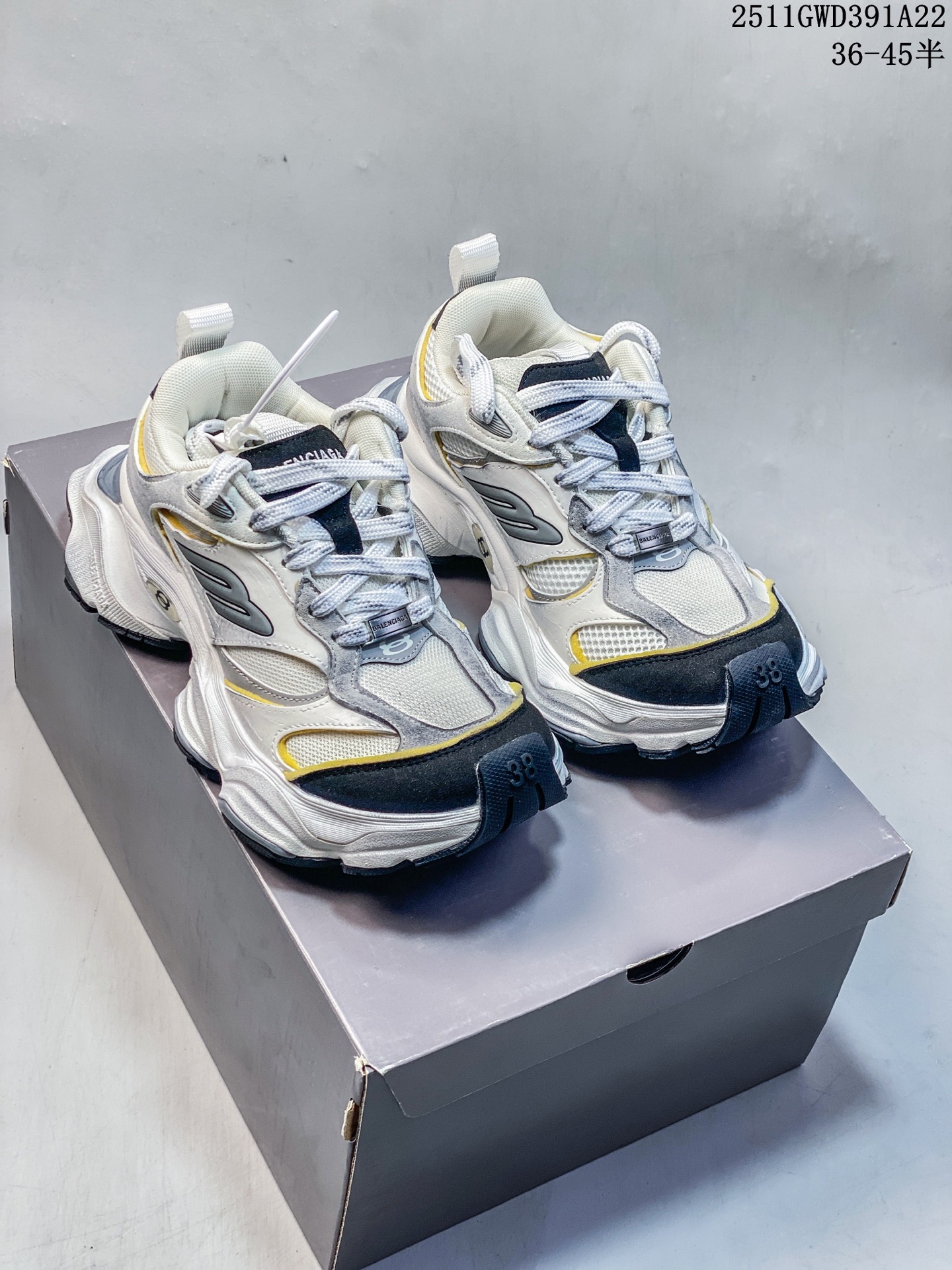 💰280
公司级：巴黎世家 3XL 九代 最新Sneaker系列 9代巴黎世家3XL 老爹鞋潮人必备快入 老爹鞋 网布做旧男女款九代 脏脏鞋厚底增高 低帮情侣鞋休闲运动鞋 
3xl是做旧款（脏脏款），不会给人一板一眼的感觉，而且这次的鞋型不会那么厚重，穿上后轻盈许多。这次的一些配色也非常好看，上脚后直接增高4–5cm，活活的矮子乐。
这两年的巴黎世家，一直另辟蹊径走的是丐帮风格，把原有时尚圈的规矩彻底打破，打造出一种“我的规矩就是规矩”
巴黎世家的鞋子在设计上都是以完美与时尚为目标，他们提供了多种尺码供消费者选择，3XL鞋码就是其中之一。它的设计更为宽松，更适合消费者穿着舒适
这次的设计完美融合了track和runner两款鞋型的设计风格，可以说是非常有心了。
尺码：36～45半
编号：107054
11GWD391A22