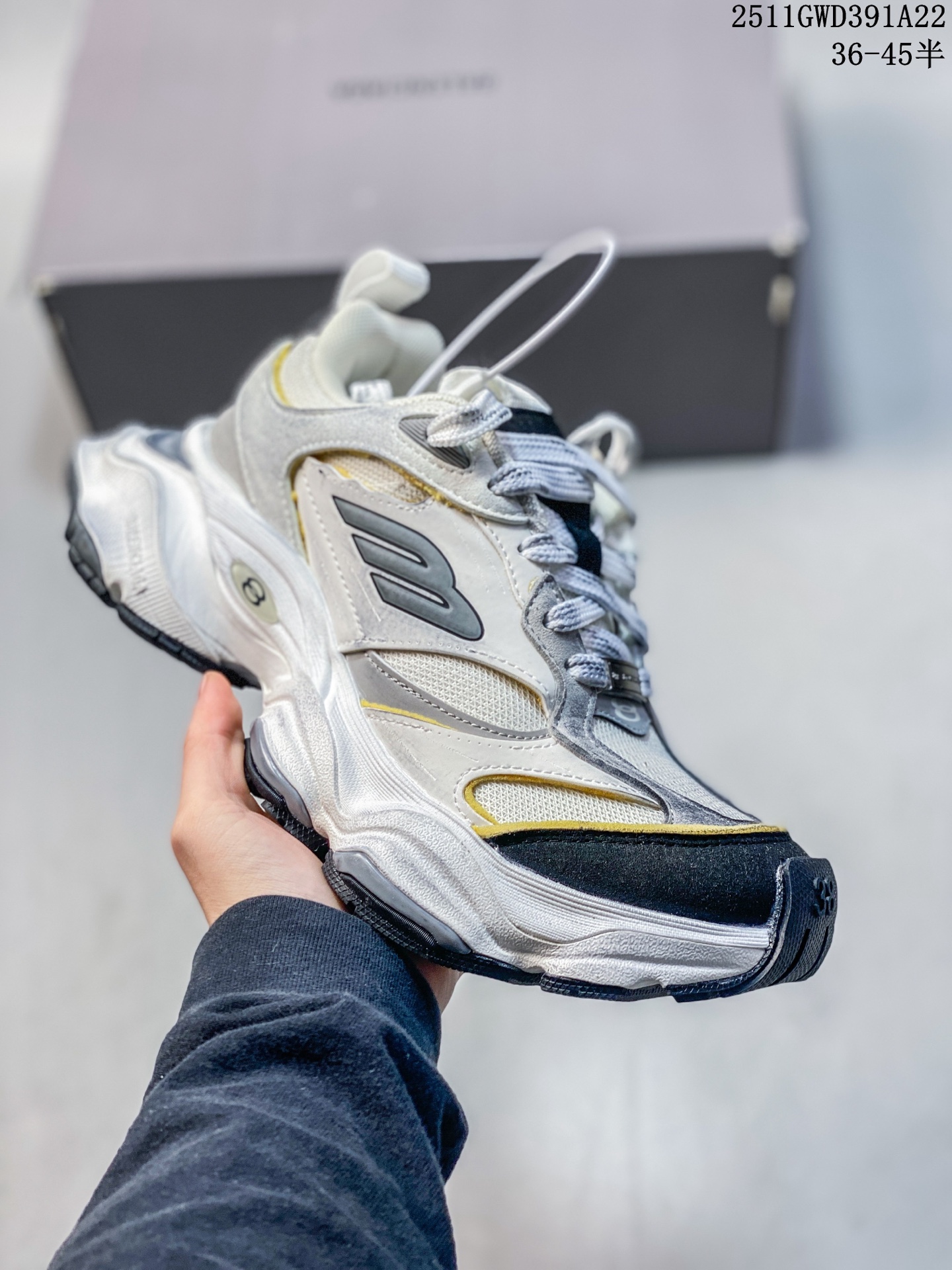 💰280
公司级：巴黎世家 3XL 九代 最新Sneaker系列 9代巴黎世家3XL 老爹鞋潮人必备快入 老爹鞋 网布做旧男女款九代 脏脏鞋厚底增高 低帮情侣鞋休闲运动鞋 
3xl是做旧款（脏脏款），不会给人一板一眼的感觉，而且这次的鞋型不会那么厚重，穿上后轻盈许多。这次的一些配色也非常好看，上脚后直接增高4–5cm，活活的矮子乐。
这两年的巴黎世家，一直另辟蹊径走的是丐帮风格，把原有时尚圈的规矩彻底打破，打造出一种“我的规矩就是规矩”
巴黎世家的鞋子在设计上都是以完美与时尚为目标，他们提供了多种尺码供消费者选择，3XL鞋码就是其中之一。它的设计更为宽松，更适合消费者穿着舒适
这次的设计完美融合了track和runner两款鞋型的设计风格，可以说是非常有心了。
尺码：36～45半
编号：107054
11GWD391A22