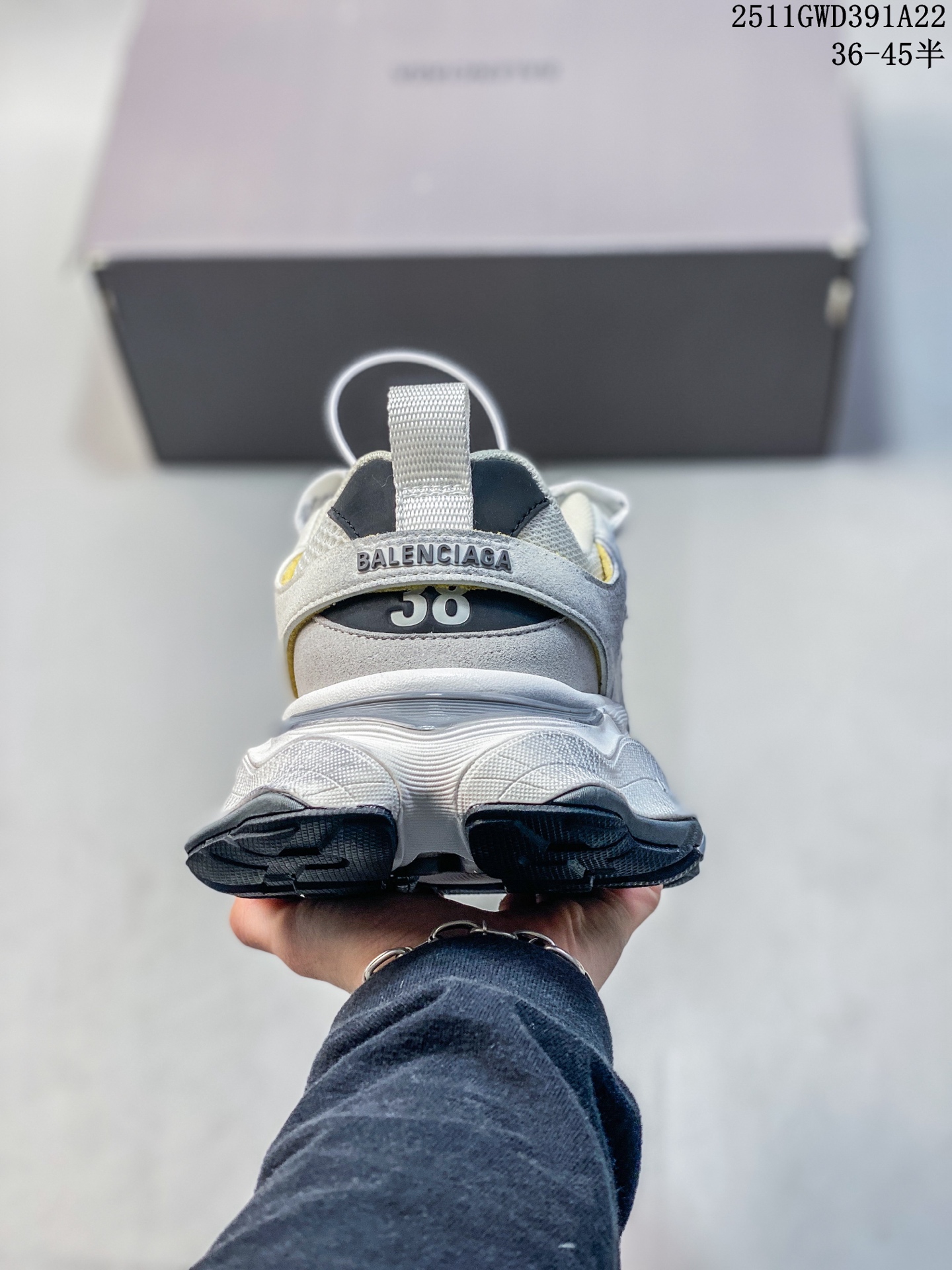 💰280
公司级：巴黎世家 3XL 九代 最新Sneaker系列 9代巴黎世家3XL 老爹鞋潮人必备快入 老爹鞋 网布做旧男女款九代 脏脏鞋厚底增高 低帮情侣鞋休闲运动鞋 
3xl是做旧款（脏脏款），不会给人一板一眼的感觉，而且这次的鞋型不会那么厚重，穿上后轻盈许多。这次的一些配色也非常好看，上脚后直接增高4–5cm，活活的矮子乐。
这两年的巴黎世家，一直另辟蹊径走的是丐帮风格，把原有时尚圈的规矩彻底打破，打造出一种“我的规矩就是规矩”
巴黎世家的鞋子在设计上都是以完美与时尚为目标，他们提供了多种尺码供消费者选择，3XL鞋码就是其中之一。它的设计更为宽松，更适合消费者穿着舒适
这次的设计完美融合了track和runner两款鞋型的设计风格，可以说是非常有心了。
尺码：36～45半
编号：107054
11GWD391A22