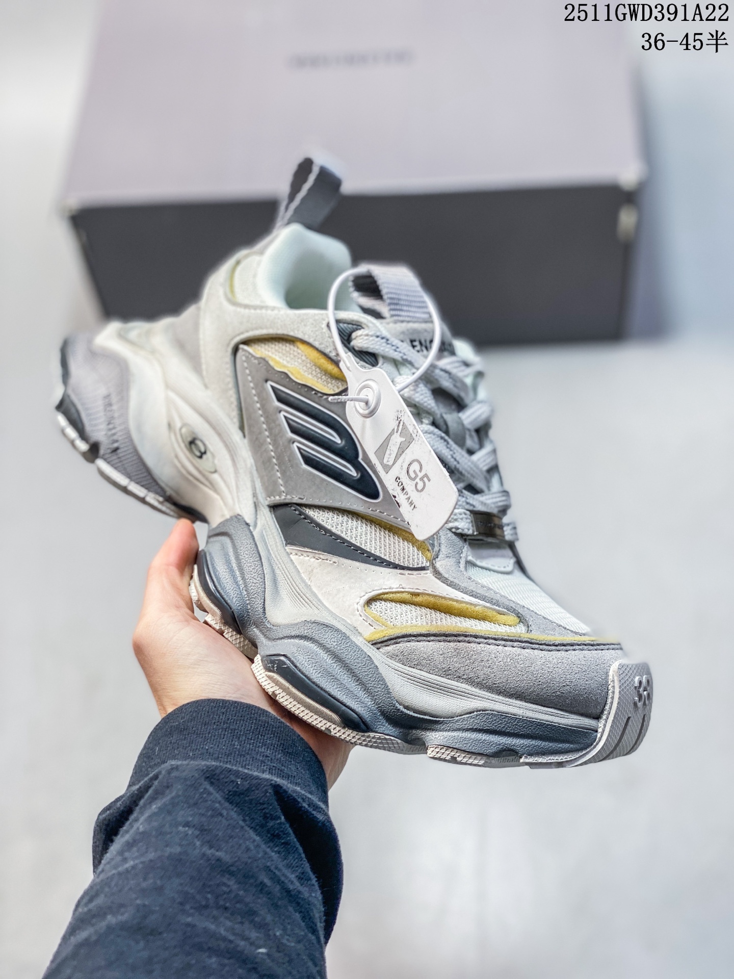 💰280
公司级：巴黎世家 3XL 九代 最新Sneaker系列 9代巴黎世家3XL 老爹鞋潮人必备快入 老爹鞋 网布做旧男女款九代 脏脏鞋厚底增高 低帮情侣鞋休闲运动鞋 
3xl是做旧款（脏脏款），不会给人一板一眼的感觉，而且这次的鞋型不会那么厚重，穿上后轻盈许多。这次的一些配色也非常好看，上脚后直接增高4–5cm，活活的矮子乐。
这两年的巴黎世家，一直另辟蹊径走的是丐帮风格，把原有时尚圈的规矩彻底打破，打造出一种“我的规矩就是规矩”
巴黎世家的鞋子在设计上都是以完美与时尚为目标，他们提供了多种尺码供消费者选择，3XL鞋码就是其中之一。它的设计更为宽松，更适合消费者穿着舒适
这次的设计完美融合了track和runner两款鞋型的设计风格，可以说是非常有心了。
尺码：36～45半
编号：107054
11GWD391A22