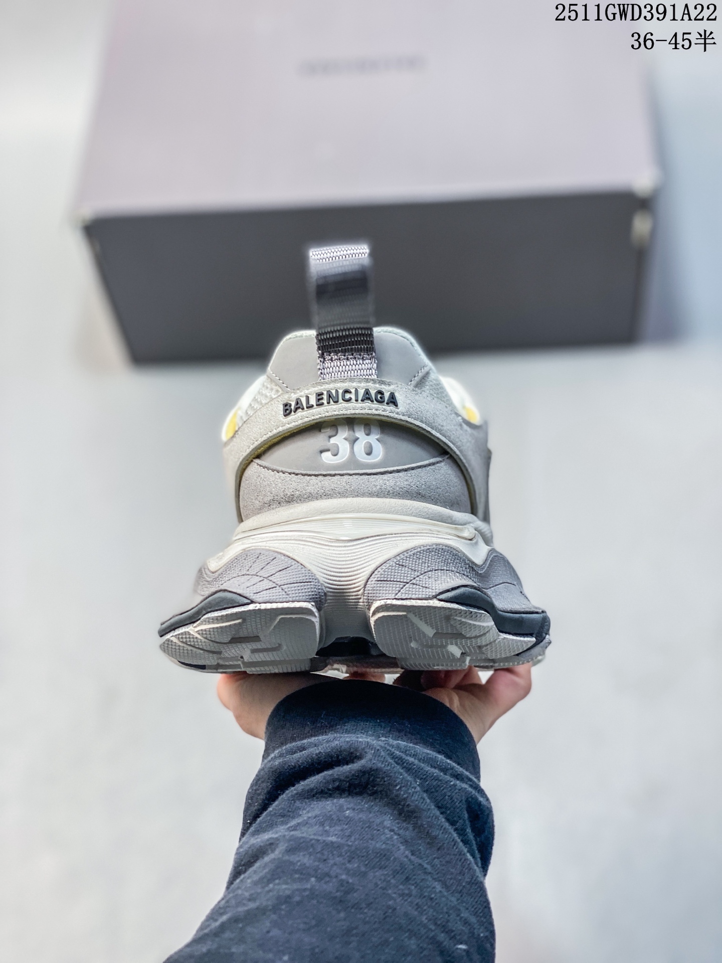 💰280
公司级：巴黎世家 3XL 九代 最新Sneaker系列 9代巴黎世家3XL 老爹鞋潮人必备快入 老爹鞋 网布做旧男女款九代 脏脏鞋厚底增高 低帮情侣鞋休闲运动鞋 
3xl是做旧款（脏脏款），不会给人一板一眼的感觉，而且这次的鞋型不会那么厚重，穿上后轻盈许多。这次的一些配色也非常好看，上脚后直接增高4–5cm，活活的矮子乐。
这两年的巴黎世家，一直另辟蹊径走的是丐帮风格，把原有时尚圈的规矩彻底打破，打造出一种“我的规矩就是规矩”
巴黎世家的鞋子在设计上都是以完美与时尚为目标，他们提供了多种尺码供消费者选择，3XL鞋码就是其中之一。它的设计更为宽松，更适合消费者穿着舒适
这次的设计完美融合了track和runner两款鞋型的设计风格，可以说是非常有心了。
尺码：36～45半
编号：107054
11GWD391A22