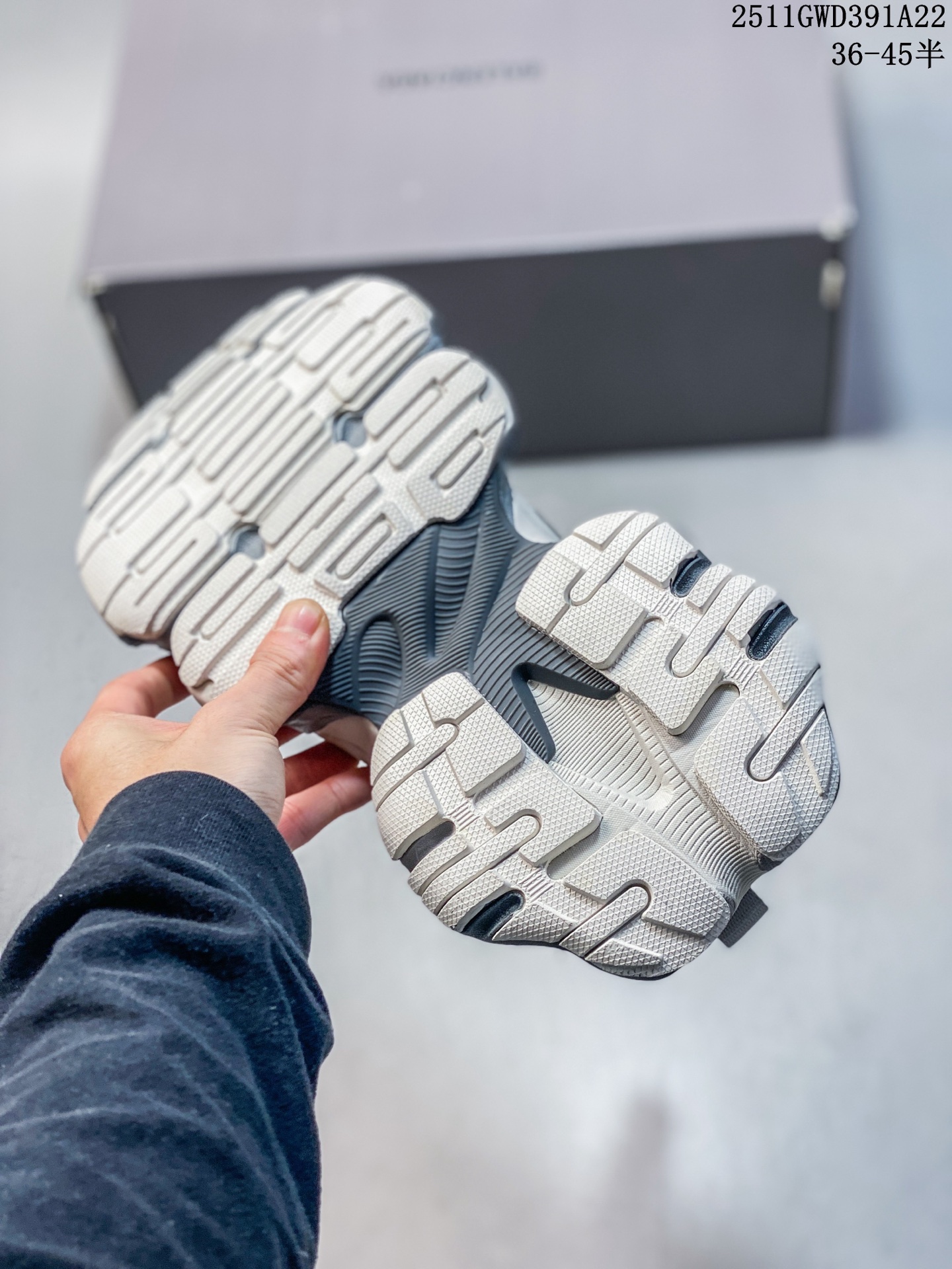 💰280
公司级：巴黎世家 3XL 九代 最新Sneaker系列 9代巴黎世家3XL 老爹鞋潮人必备快入 老爹鞋 网布做旧男女款九代 脏脏鞋厚底增高 低帮情侣鞋休闲运动鞋 
3xl是做旧款（脏脏款），不会给人一板一眼的感觉，而且这次的鞋型不会那么厚重，穿上后轻盈许多。这次的一些配色也非常好看，上脚后直接增高4–5cm，活活的矮子乐。
这两年的巴黎世家，一直另辟蹊径走的是丐帮风格，把原有时尚圈的规矩彻底打破，打造出一种“我的规矩就是规矩”
巴黎世家的鞋子在设计上都是以完美与时尚为目标，他们提供了多种尺码供消费者选择，3XL鞋码就是其中之一。它的设计更为宽松，更适合消费者穿着舒适
这次的设计完美融合了track和runner两款鞋型的设计风格，可以说是非常有心了。
尺码：36～45半
编号：107054
11GWD391A22