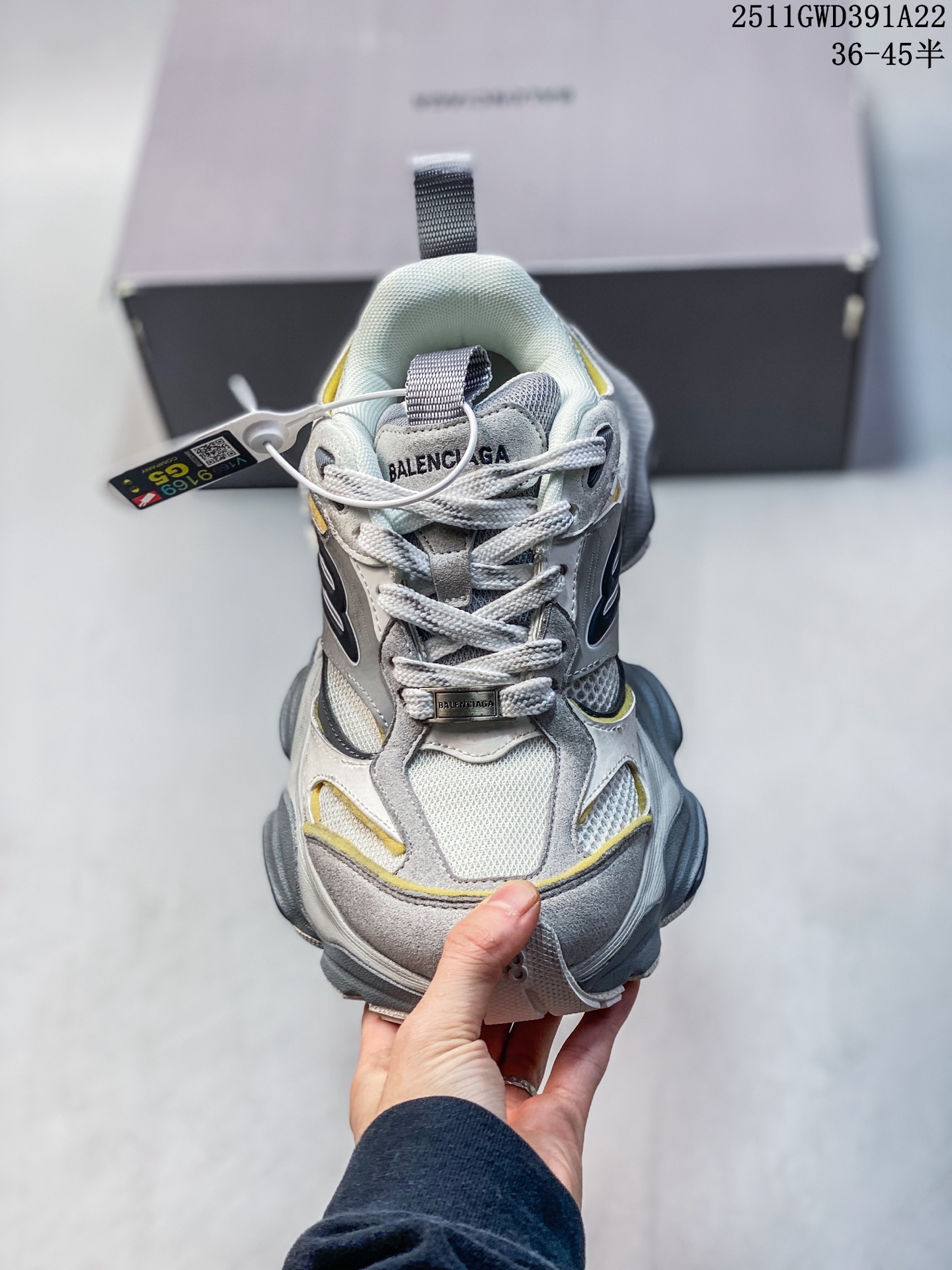 💰280
公司级：巴黎世家 3XL 九代 最新Sneaker系列 9代巴黎世家3XL 老爹鞋潮人必备快入 老爹鞋 网布做旧男女款九代 脏脏鞋厚底增高 低帮情侣鞋休闲运动鞋 
3xl是做旧款（脏脏款），不会给人一板一眼的感觉，而且这次的鞋型不会那么厚重，穿上后轻盈许多。这次的一些配色也非常好看，上脚后直接增高4–5cm，活活的矮子乐。
这两年的巴黎世家，一直另辟蹊径走的是丐帮风格，把原有时尚圈的规矩彻底打破，打造出一种“我的规矩就是规矩”
巴黎世家的鞋子在设计上都是以完美与时尚为目标，他们提供了多种尺码供消费者选择，3XL鞋码就是其中之一。它的设计更为宽松，更适合消费者穿着舒适
这次的设计完美融合了track和runner两款鞋型的设计风格，可以说是非常有心了。
尺码：36～45半
编号：107054
11GWD391A22