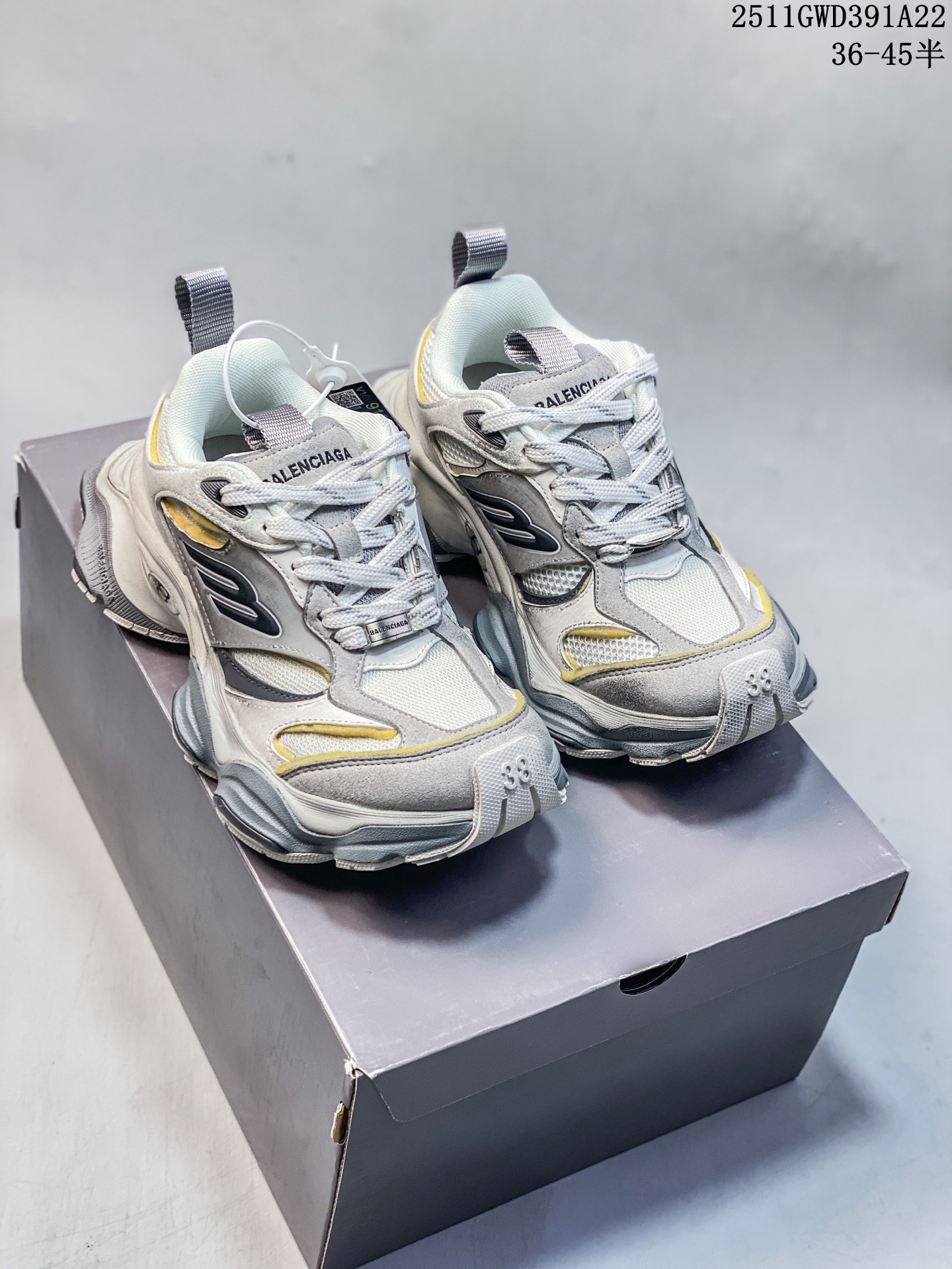 💰280
公司级：巴黎世家 3XL 九代 最新Sneaker系列 9代巴黎世家3XL 老爹鞋潮人必备快入 老爹鞋 网布做旧男女款九代 脏脏鞋厚底增高 低帮情侣鞋休闲运动鞋 
3xl是做旧款（脏脏款），不会给人一板一眼的感觉，而且这次的鞋型不会那么厚重，穿上后轻盈许多。这次的一些配色也非常好看，上脚后直接增高4–5cm，活活的矮子乐。
这两年的巴黎世家，一直另辟蹊径走的是丐帮风格，把原有时尚圈的规矩彻底打破，打造出一种“我的规矩就是规矩”
巴黎世家的鞋子在设计上都是以完美与时尚为目标，他们提供了多种尺码供消费者选择，3XL鞋码就是其中之一。它的设计更为宽松，更适合消费者穿着舒适
这次的设计完美融合了track和runner两款鞋型的设计风格，可以说是非常有心了。
尺码：36～45半
编号：107054
11GWD391A22