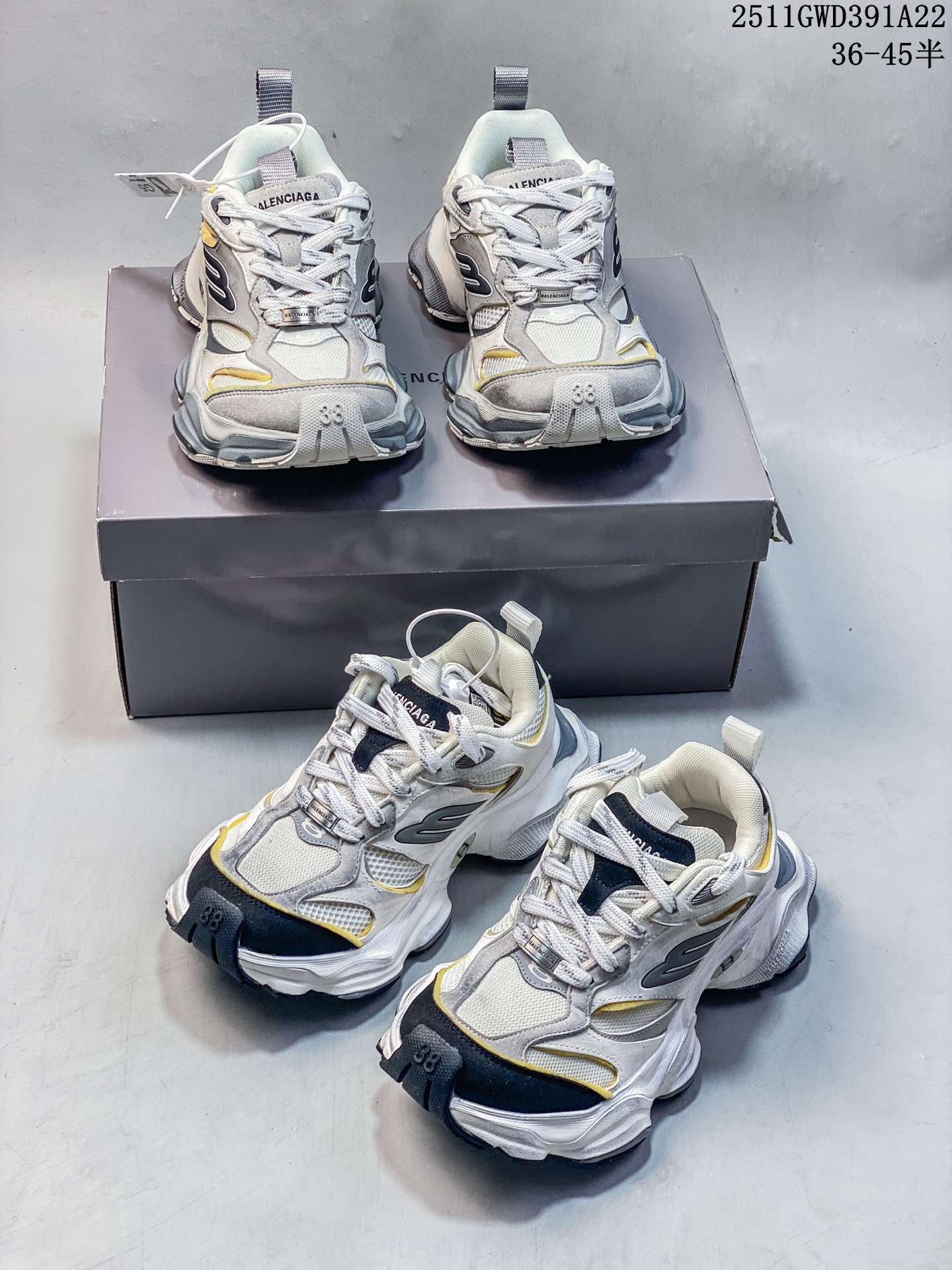 🈴️💰280
公司级：巴黎世家 3XL 九代 最新Sneaker系列 9代巴黎世家3XL 老爹鞋潮人必备快入 老爹鞋 网布做旧男女款九代 脏脏鞋厚底增高 低帮情侣鞋休闲运动鞋 
3xl是做旧款（脏脏款），不会给人一板一眼的感觉，而且这次的鞋型不会那么厚重，穿上后轻盈许多。这次的一些配色也非常好看，上脚后直接增高4–5cm，活活的矮子乐。
这两年的巴黎世家，一直另辟蹊径走的是丐帮风格，把原有时尚圈的规矩彻底打破，打造出一种“我的规矩就是规矩”
巴黎世家的鞋子在设计上都是以完美与时尚为目标，他们提供了多种尺码供消费者选择，3XL鞋码就是其中之一。它的设计更为宽松，更适合消费者穿着舒适
这次的设计完美融合了track和runner两款鞋型的设计风格，可以说是非常有心了。
尺码：36～45半
编号：107054
11GWD391A22