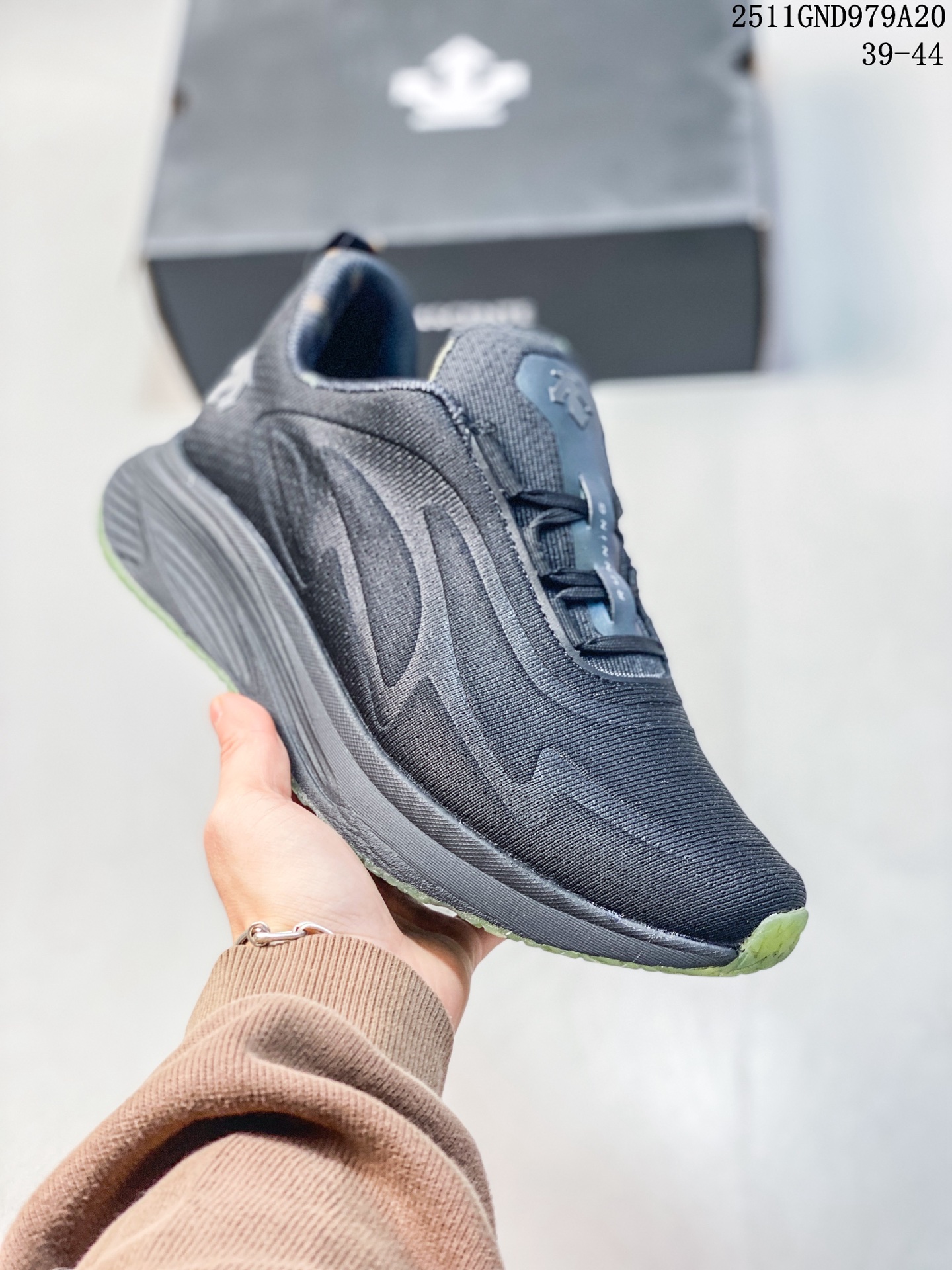 💰310
公司级✅迪桑特DESCENTE D/F WIRE 1.5 舒适百搭防滑耐磨 低帮 休闲跑步鞋
采用大网眼材质鞋面 轻薄通透不闷热 前掌易弯折设计 提供灵活的穿着感受 后跟Z-FOAM填充 缓震回弹 BOA FIT SYSTEM系带系统 便捷穿脱
货号:D4431RRN36
尺码:39-45
lD:ZHD534-AJE
11GND979A20